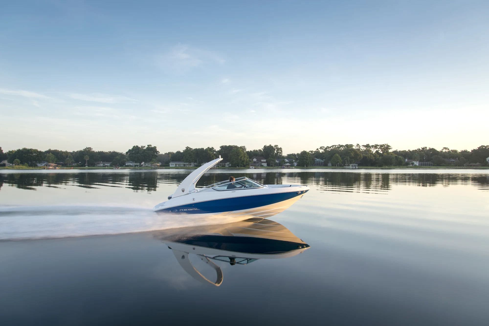 Regal 2000 ES, zdjęcie zewnętrzne 01.