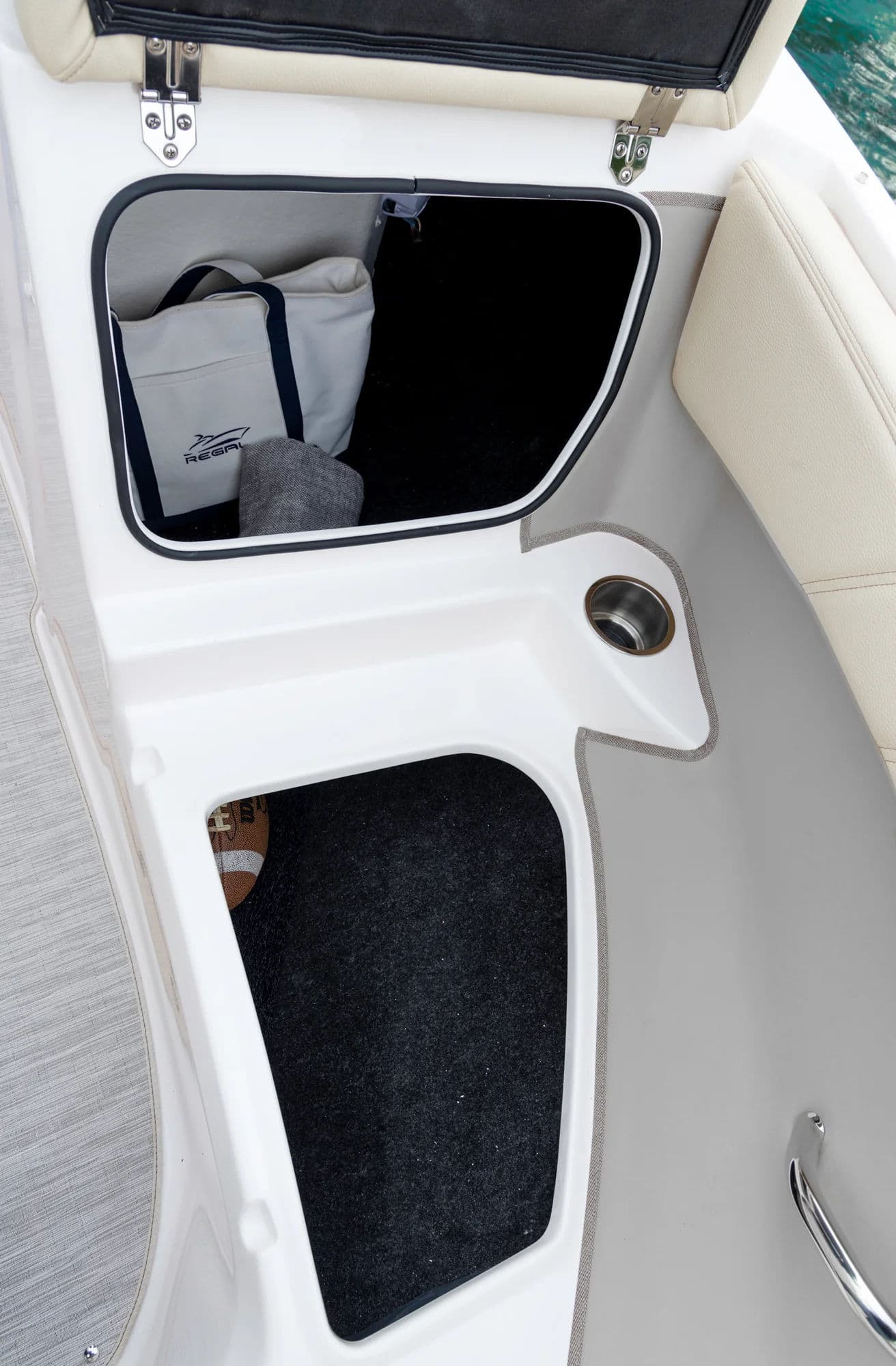 Regal 2000 ES, zdjęcie wnętrza 02.