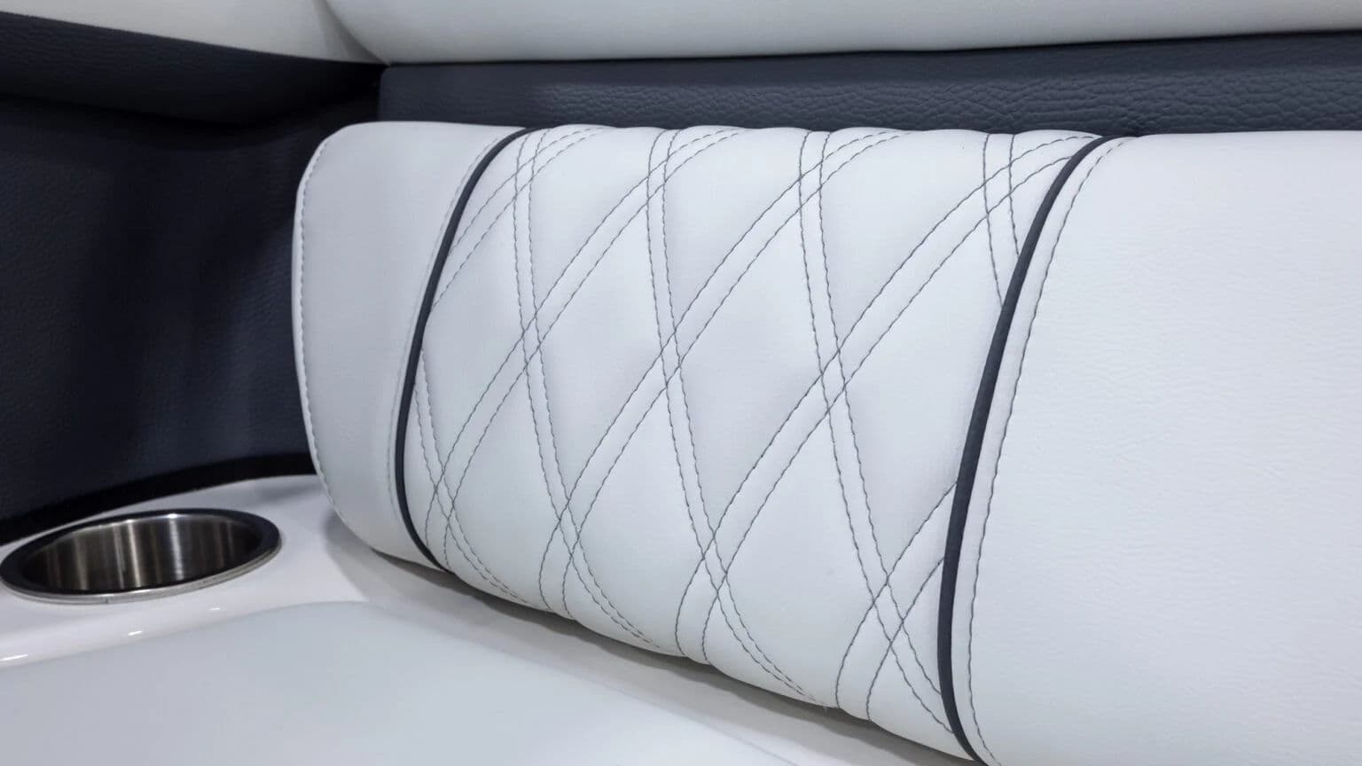 Detal tapicerki z przeszyciami w Regal 2000 ES.