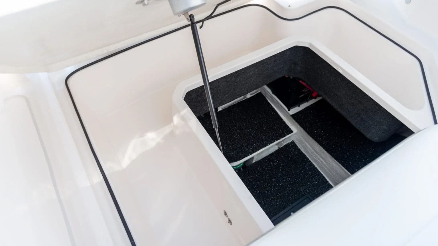 Pojemny lazaret rufowy w modelu Regal 26 XO.