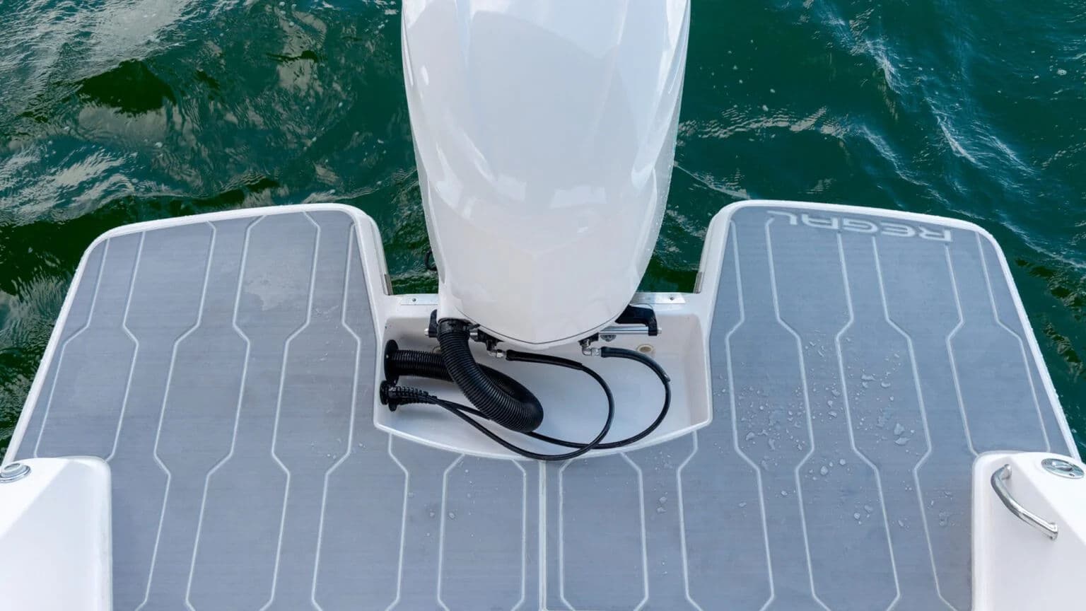 Platforma kąpielowa wokół silnika zaburtowego w Regal 26 XO.