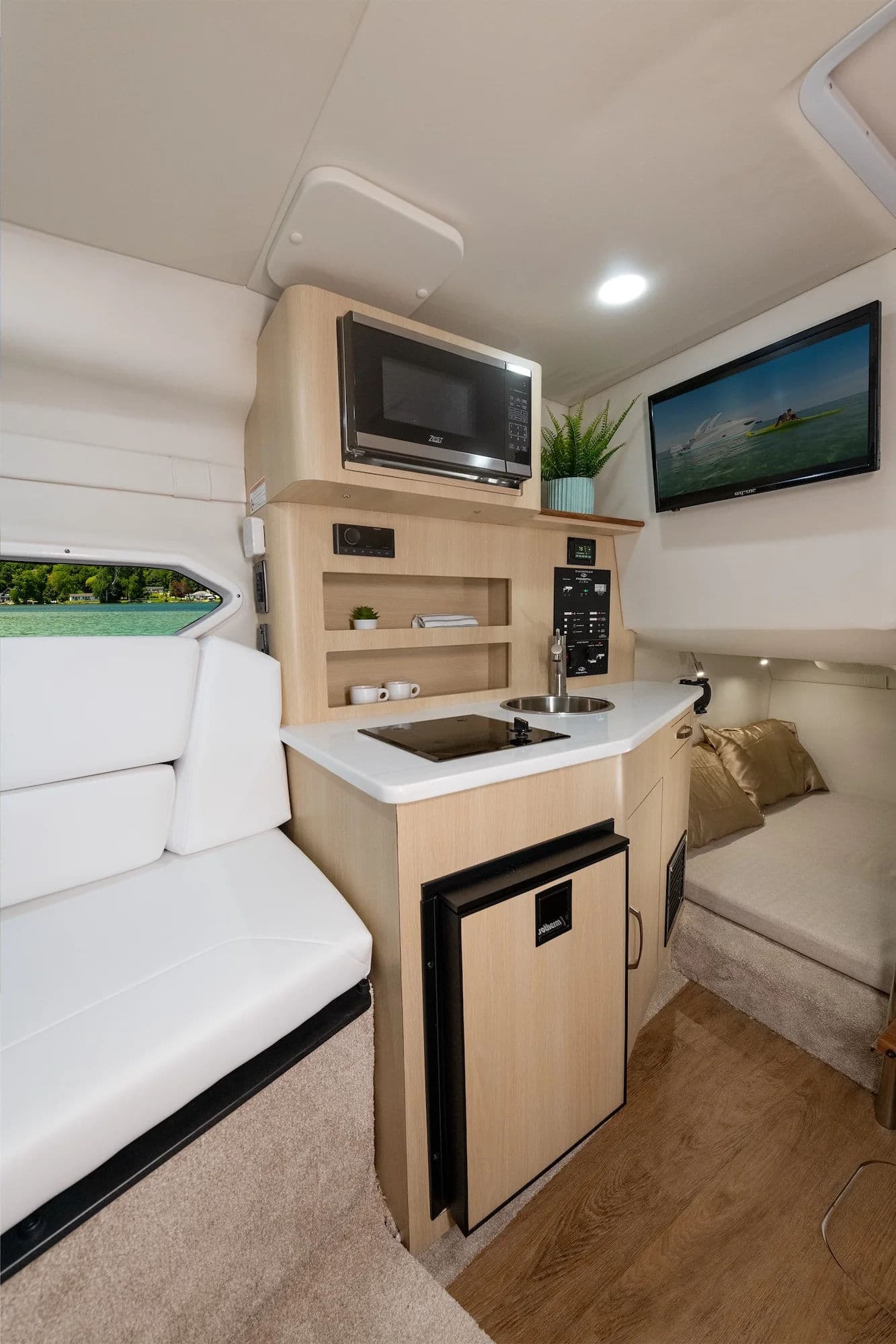 Regal 26 Express, zdjęcie wnętrza 01.