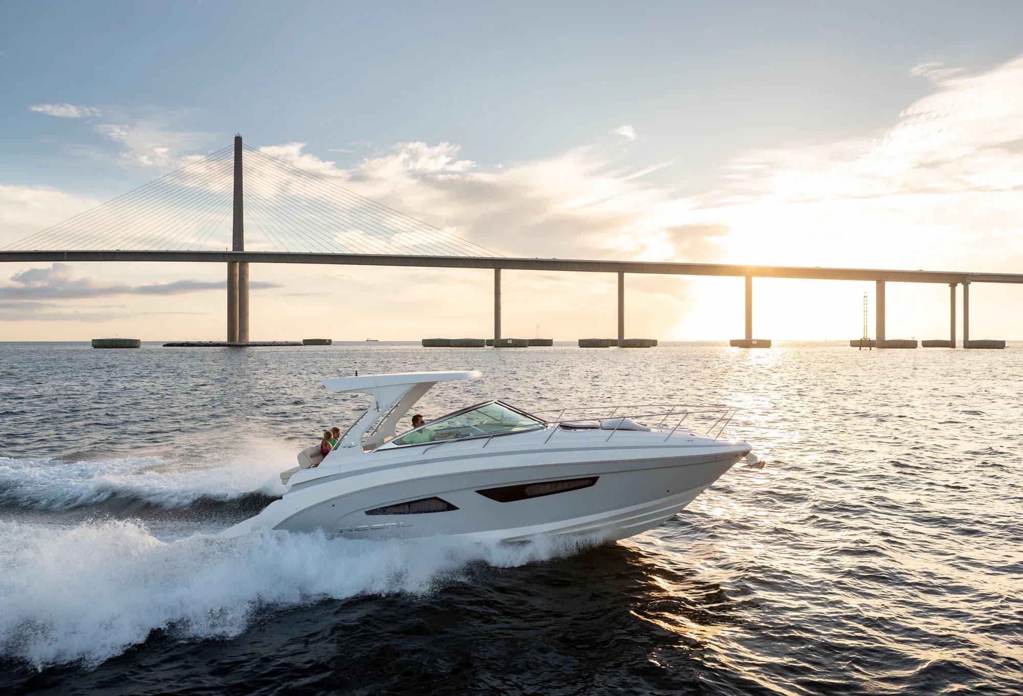 Regal 33 Express, zewnątrz 02.