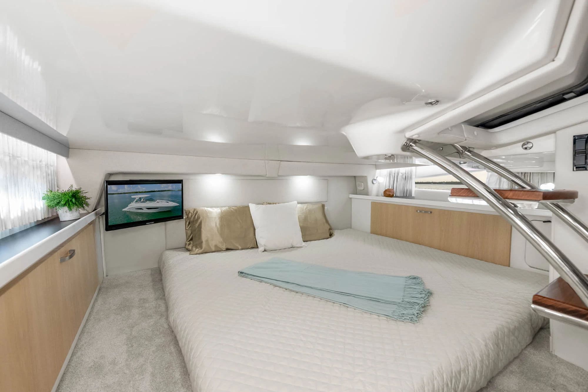 Regal 33 Express, wnętrze 01.