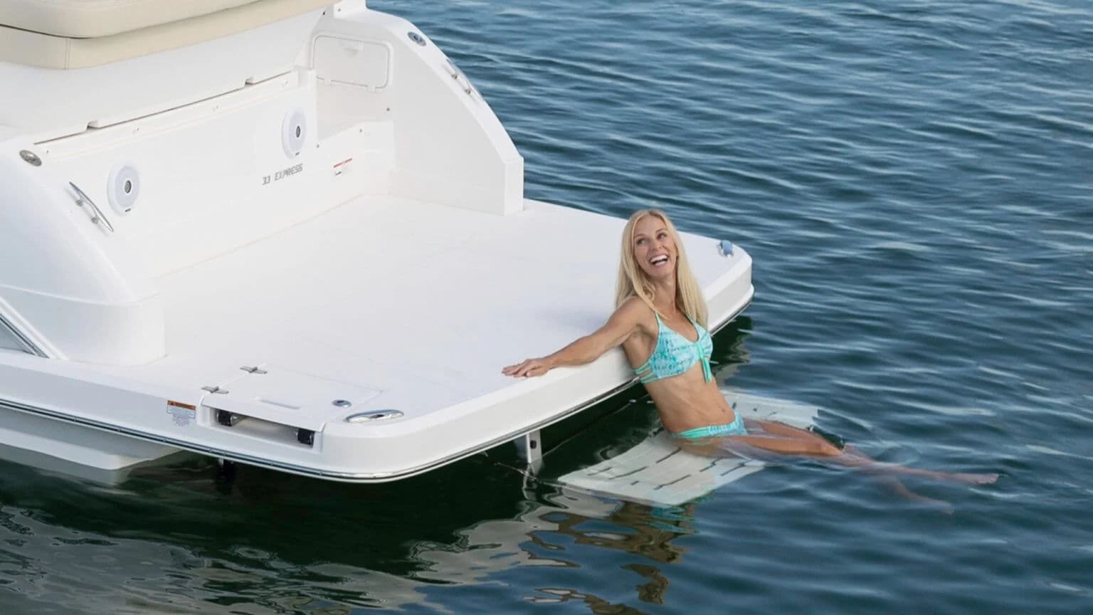 Regal 33 Express z opuszczoną platformą PowerPlatform.