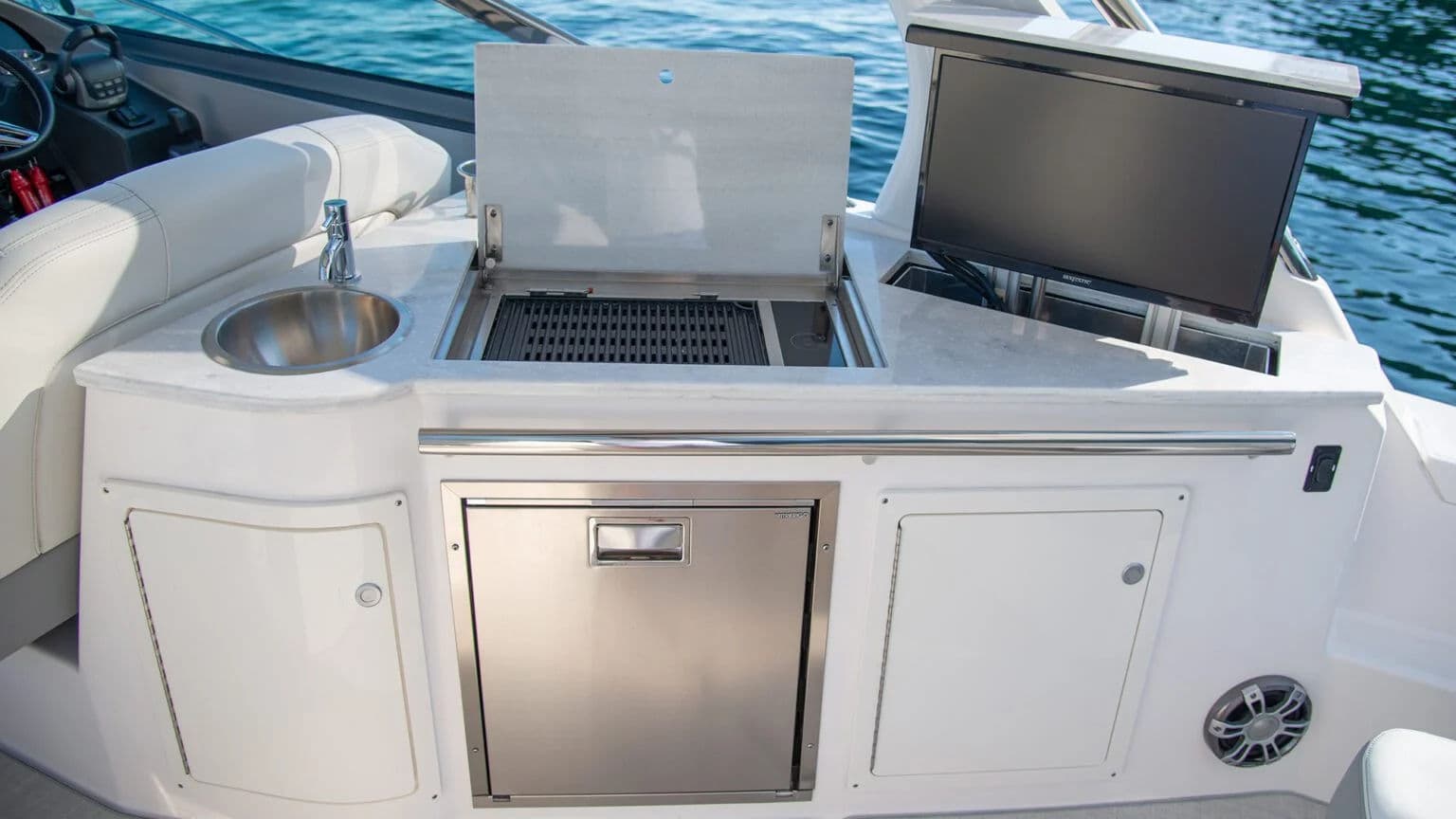 Centrum napojów w kokpicie Regal 33 Express.