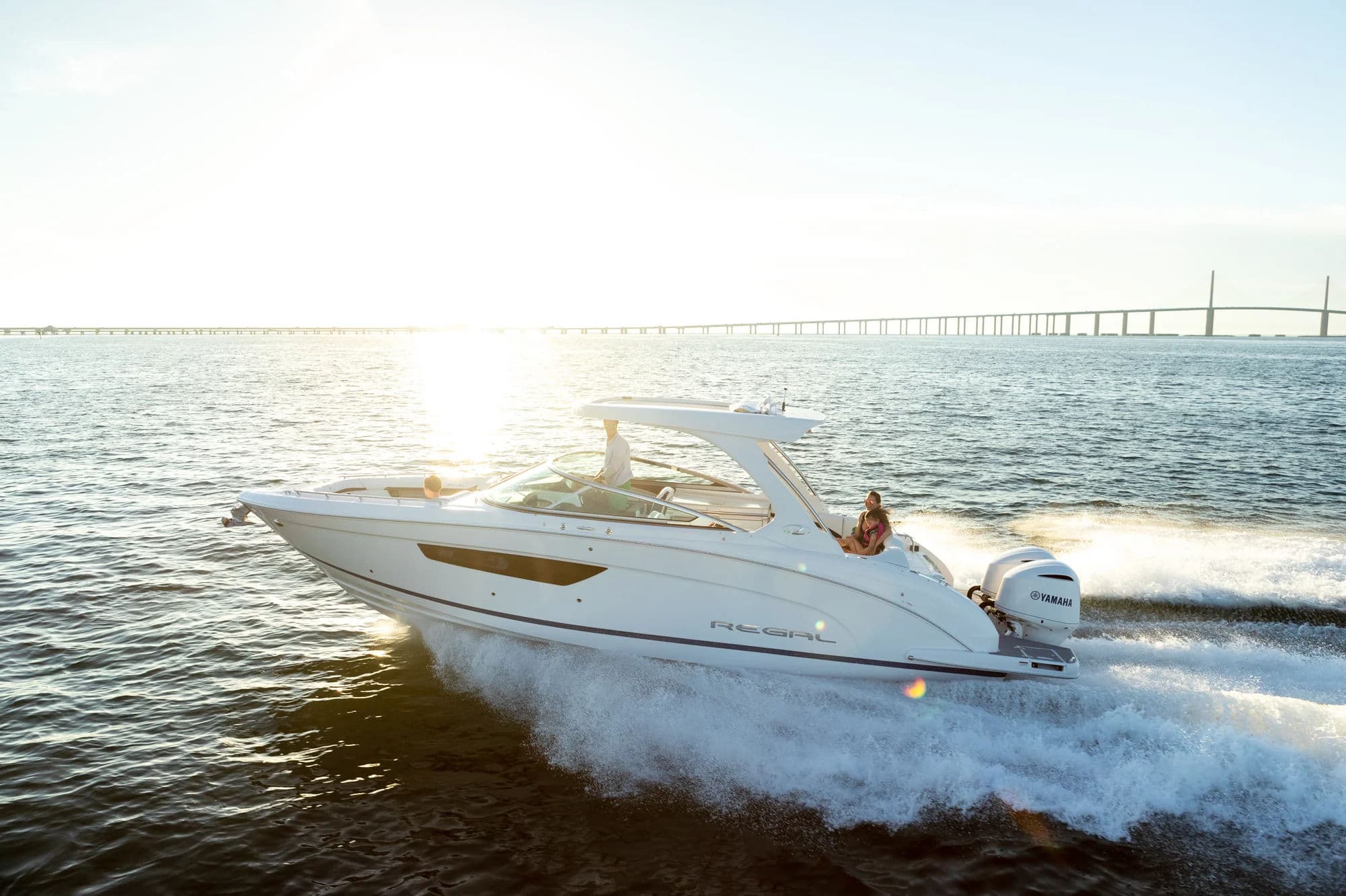 Regal 33 OBX, zewnątrz 01.