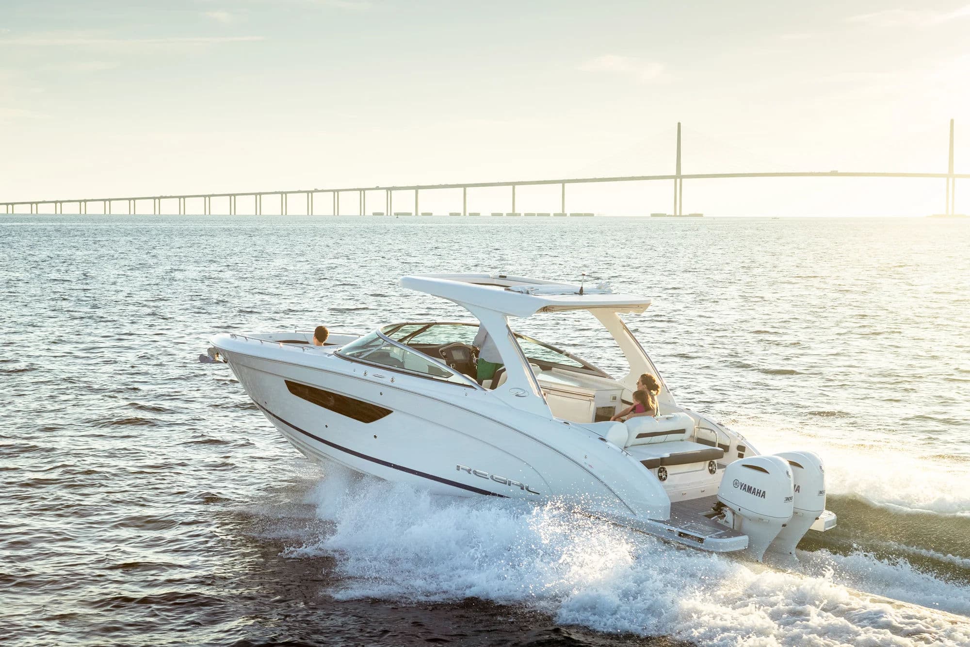 Regal 33 OBX, zewnątrz 02.