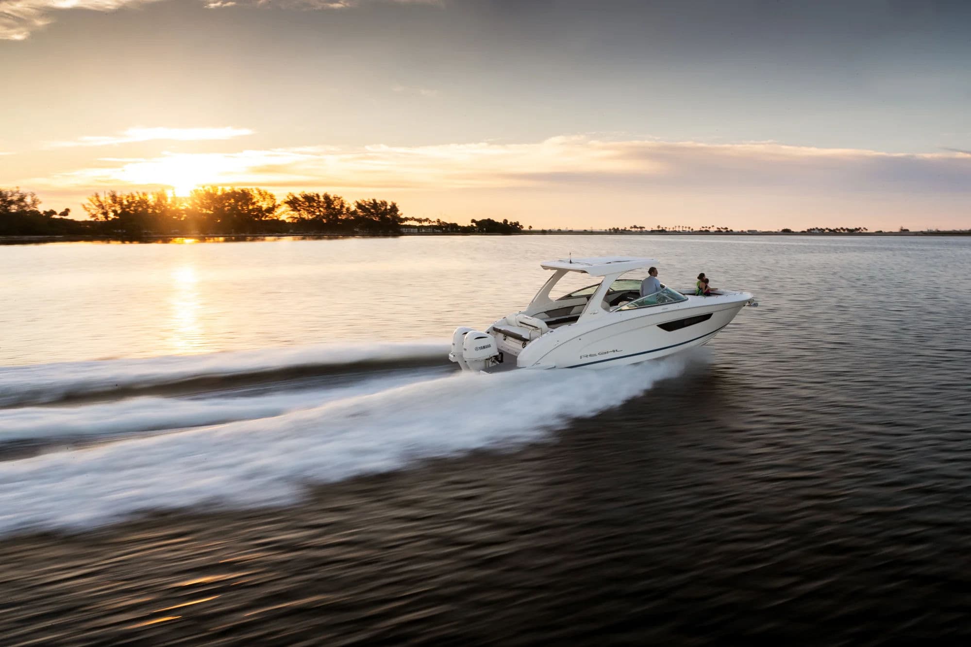 Regal 33 OBX, zewnątrz 03.