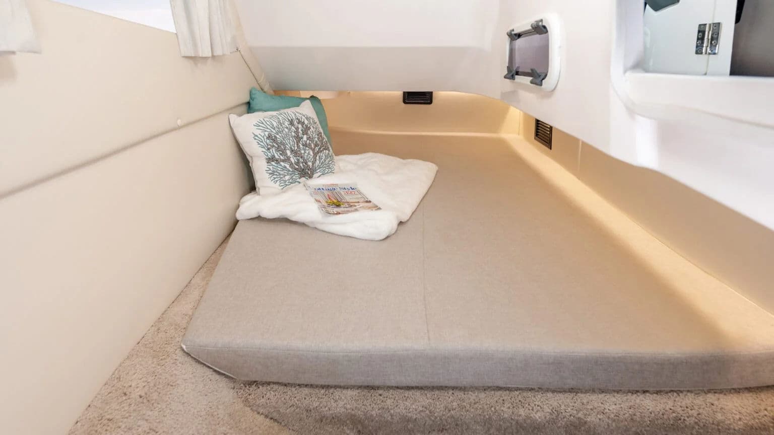 Koi typu quarter berth pod kokpitem modelu 33 OBX.