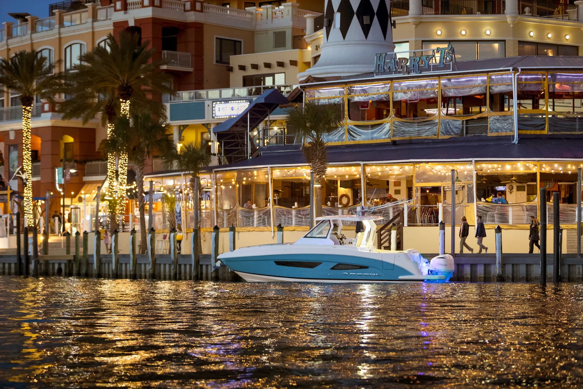 Regal 33 SAV, zewnątrz 01.