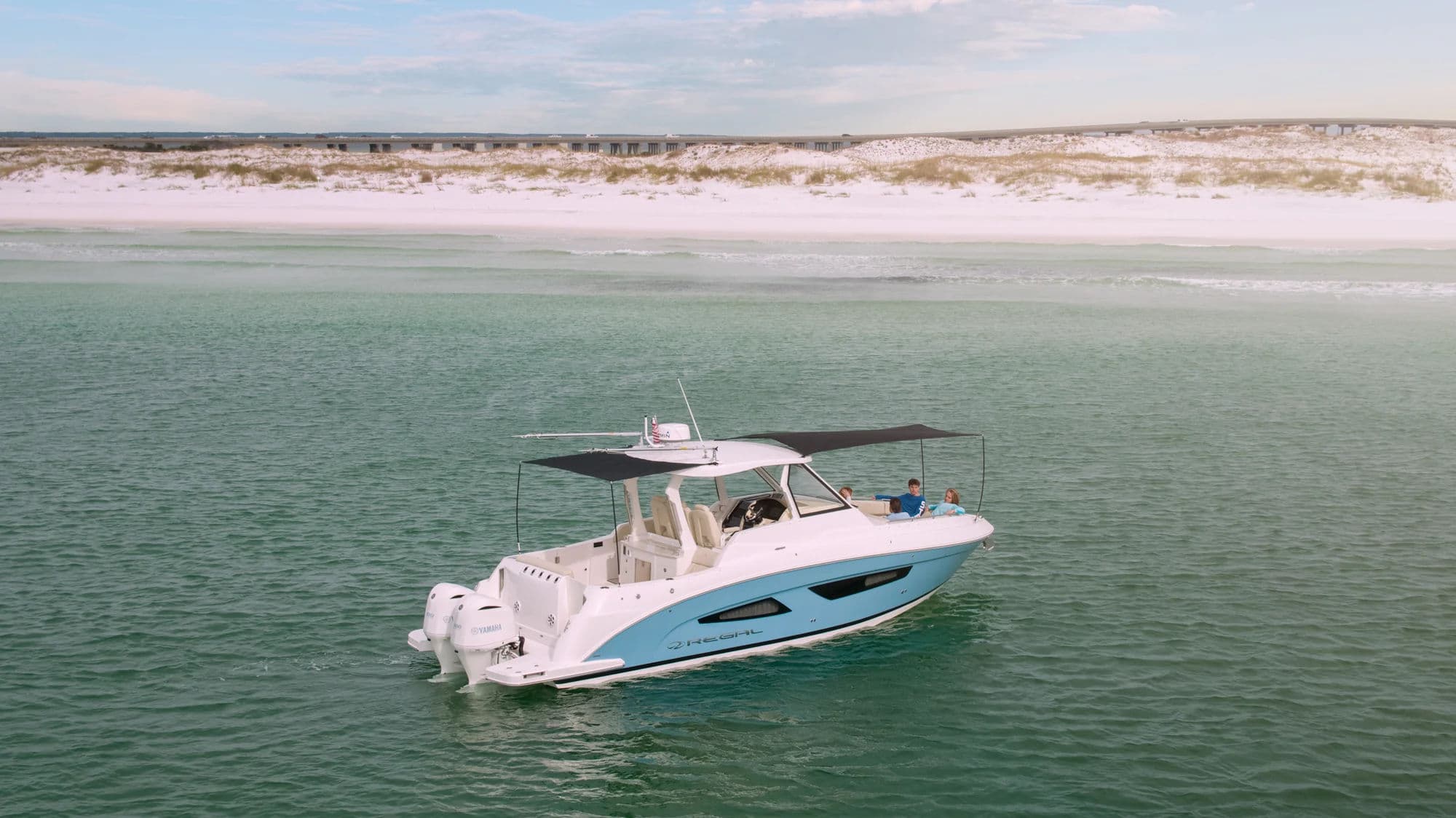 Regal 33 SAV, zewnątrz 02.