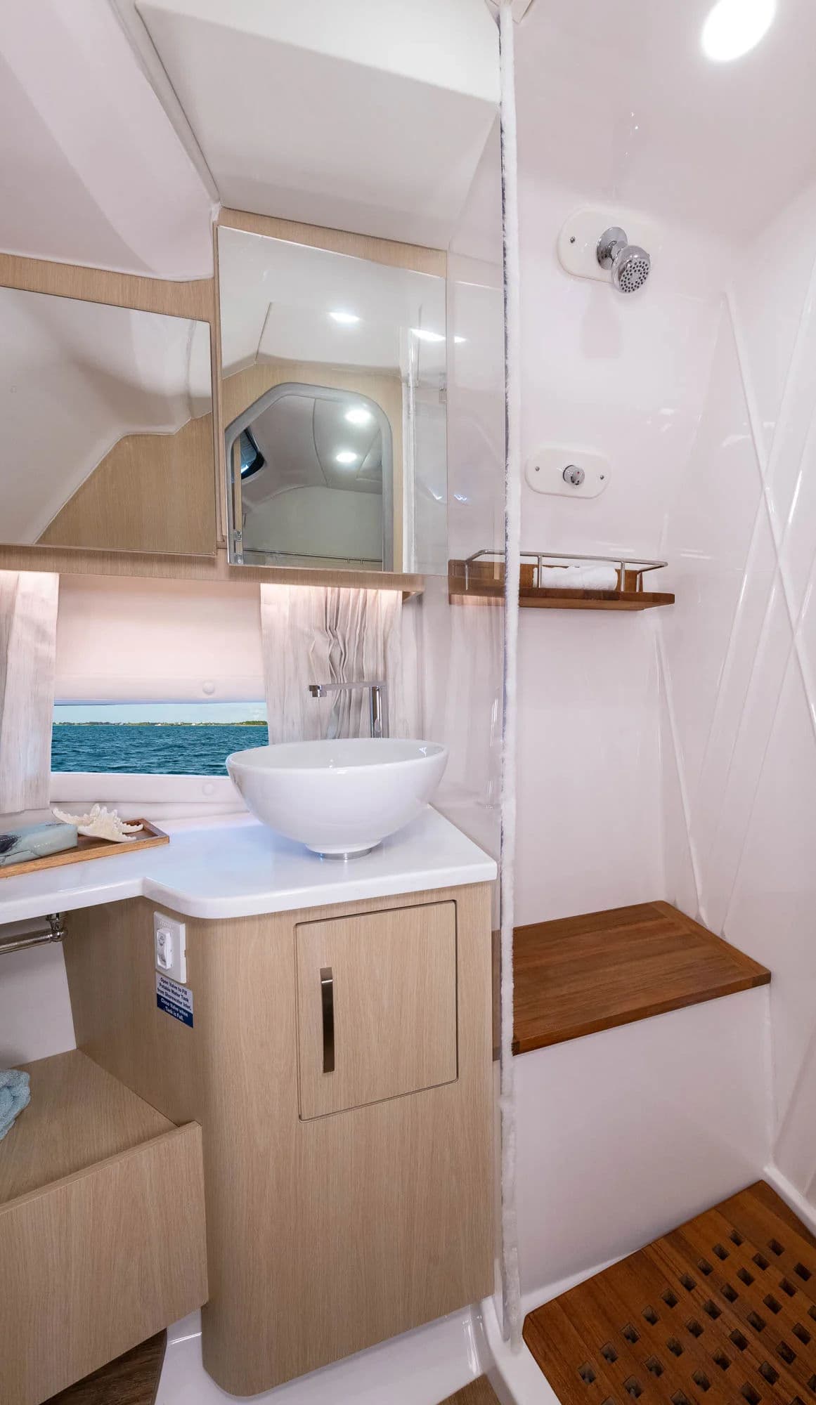 Regal 33 SAV, wnętrze 01.