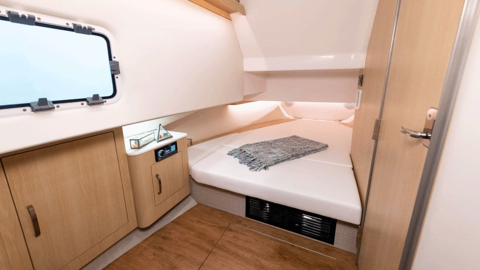 Konwertowalne łóżko dziobowe w modelu Regal 33 SAV.