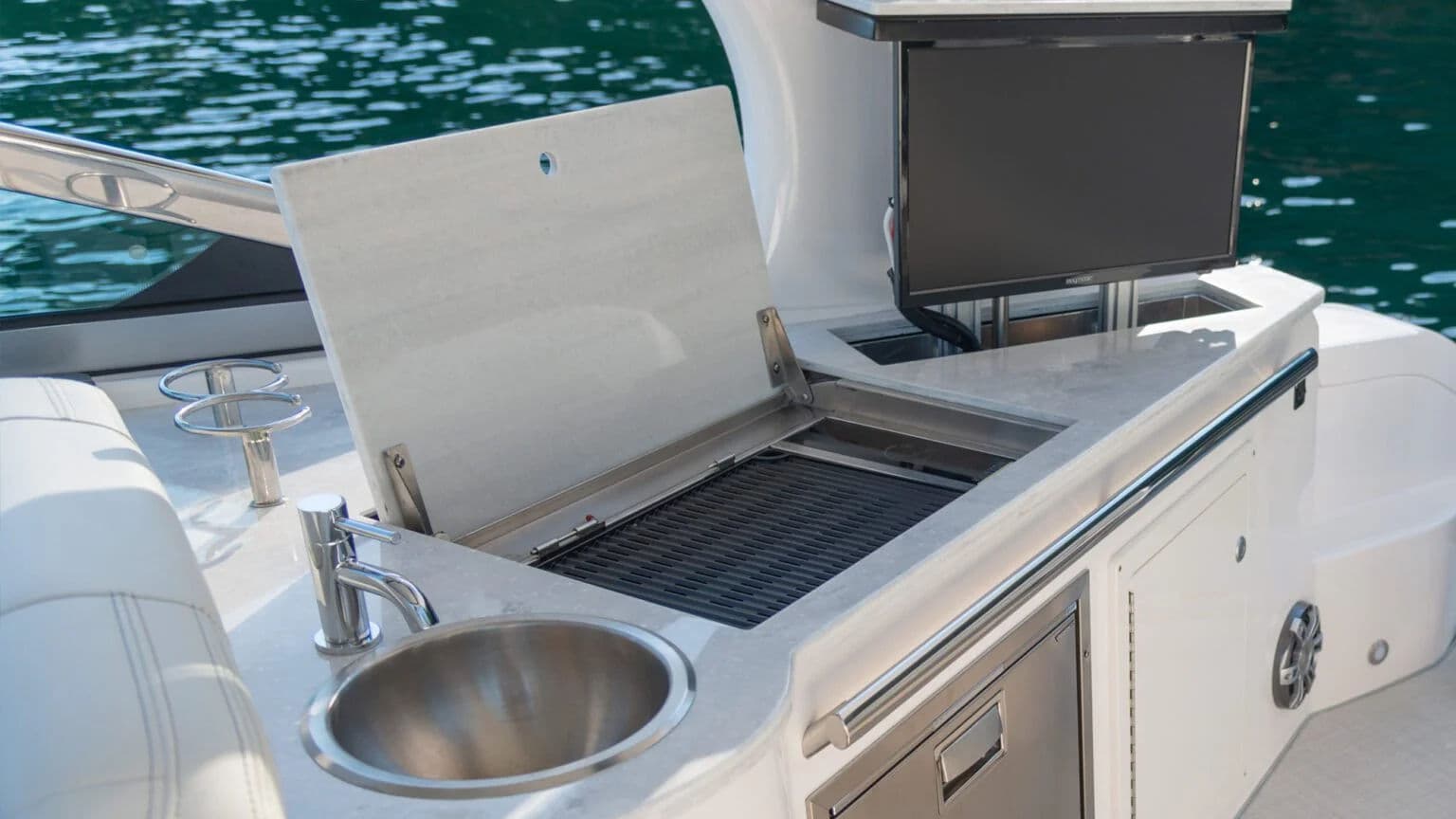 Rufowe centrum napojów z grillem w modelu 33 XO.