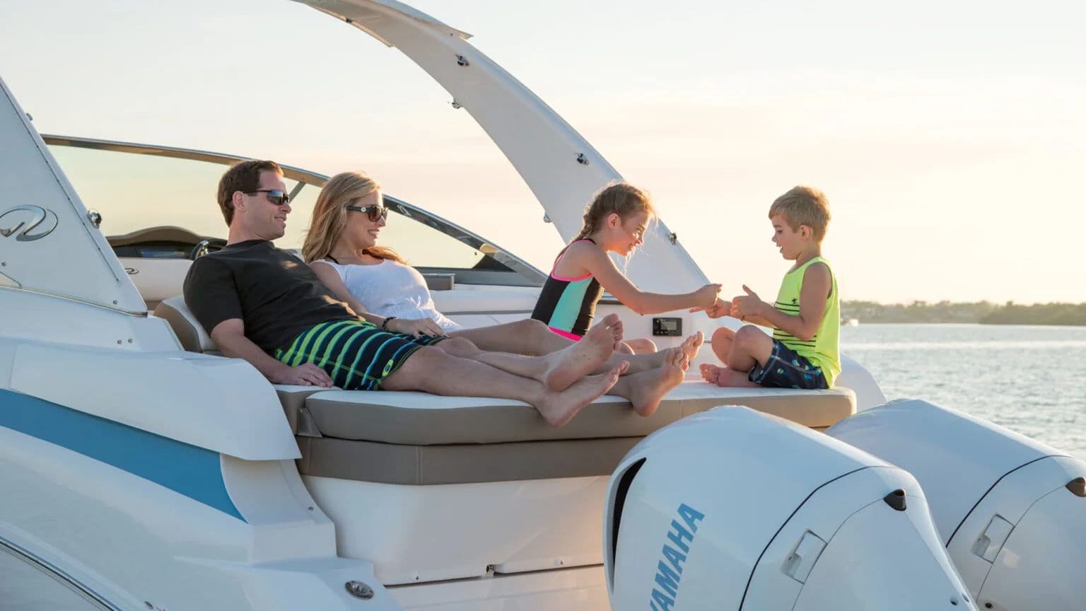 Wielopozycyjne siedzisko UltraLounge w kokpicie Regal 33 XO.