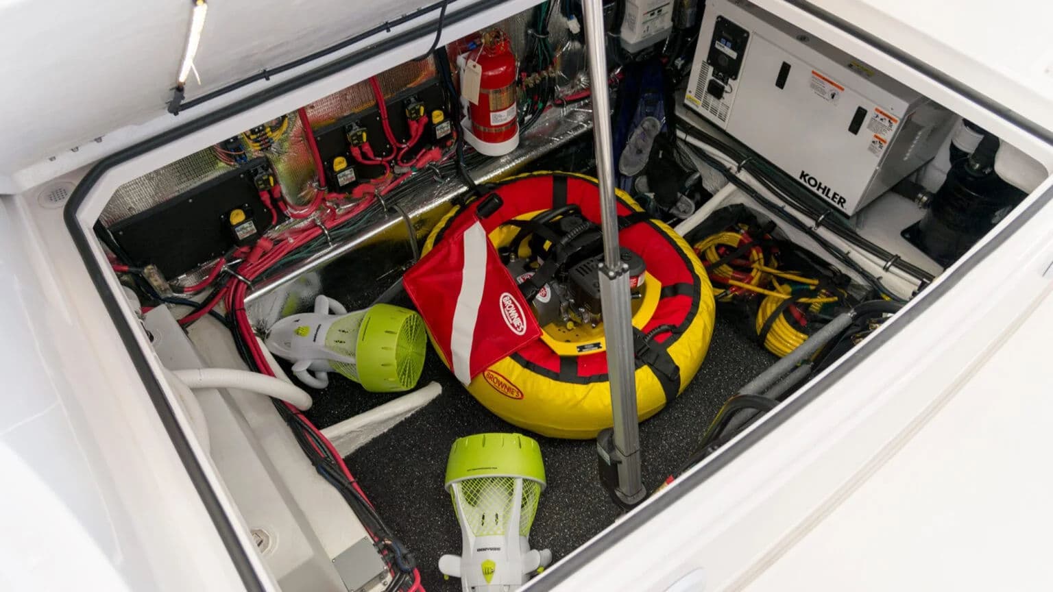 Pojemny schowek rufowy w modelu Regal 33 XO.