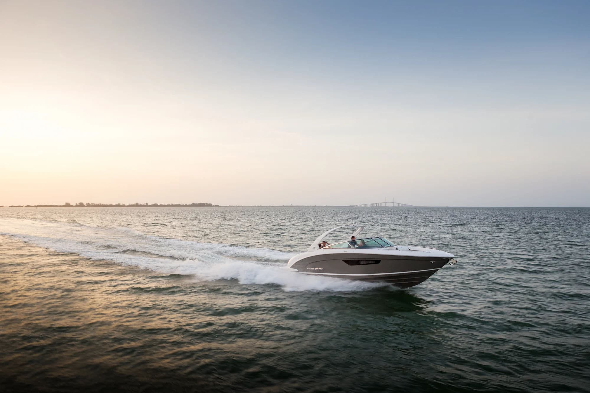 Regal 3300, zewnątrz 01.