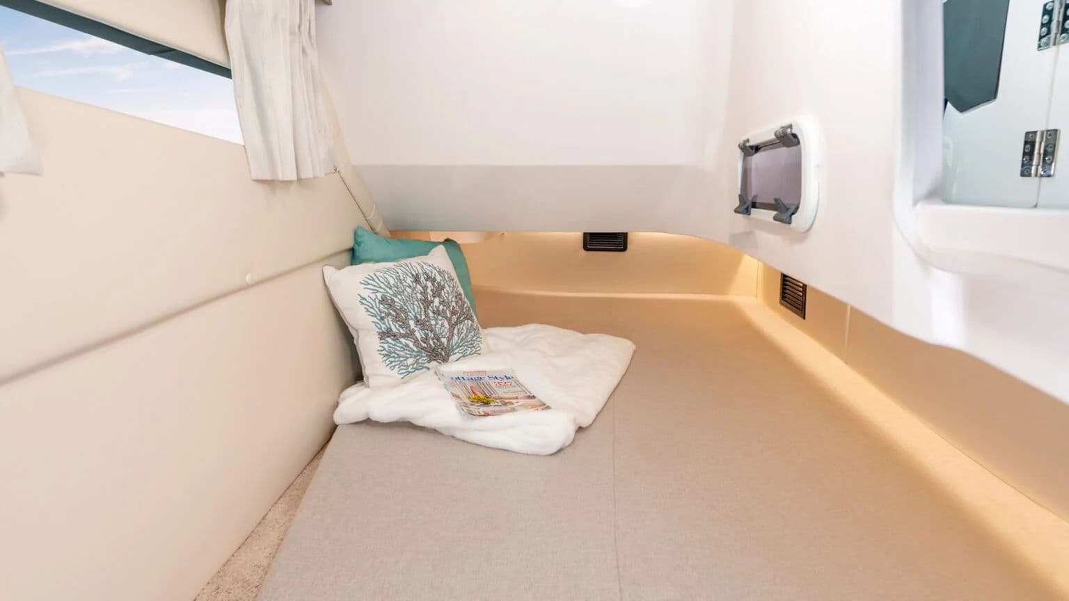 Koi typu quarter berth w modelu 3300.