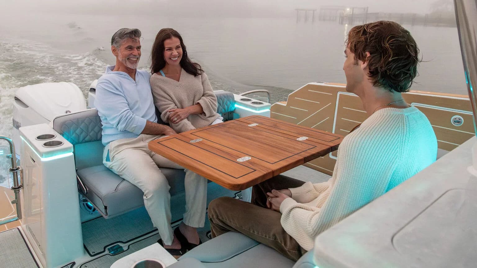 Siedzenia twarzą w twarz w kokpicie Regal 34 SAV.