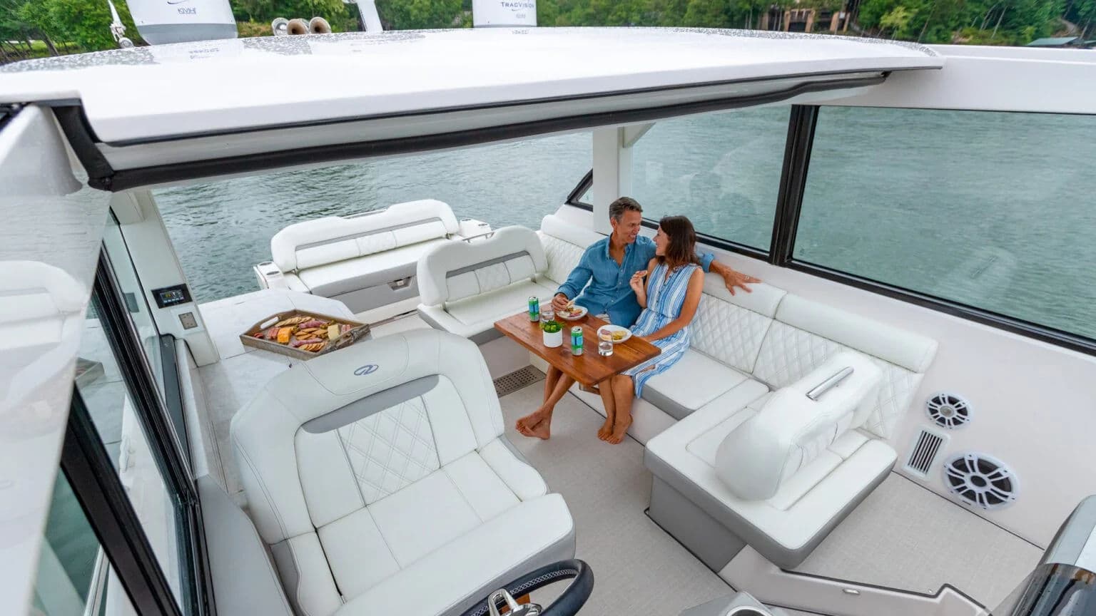 Salon open-air modelu Regal 36 Grande Coupe.