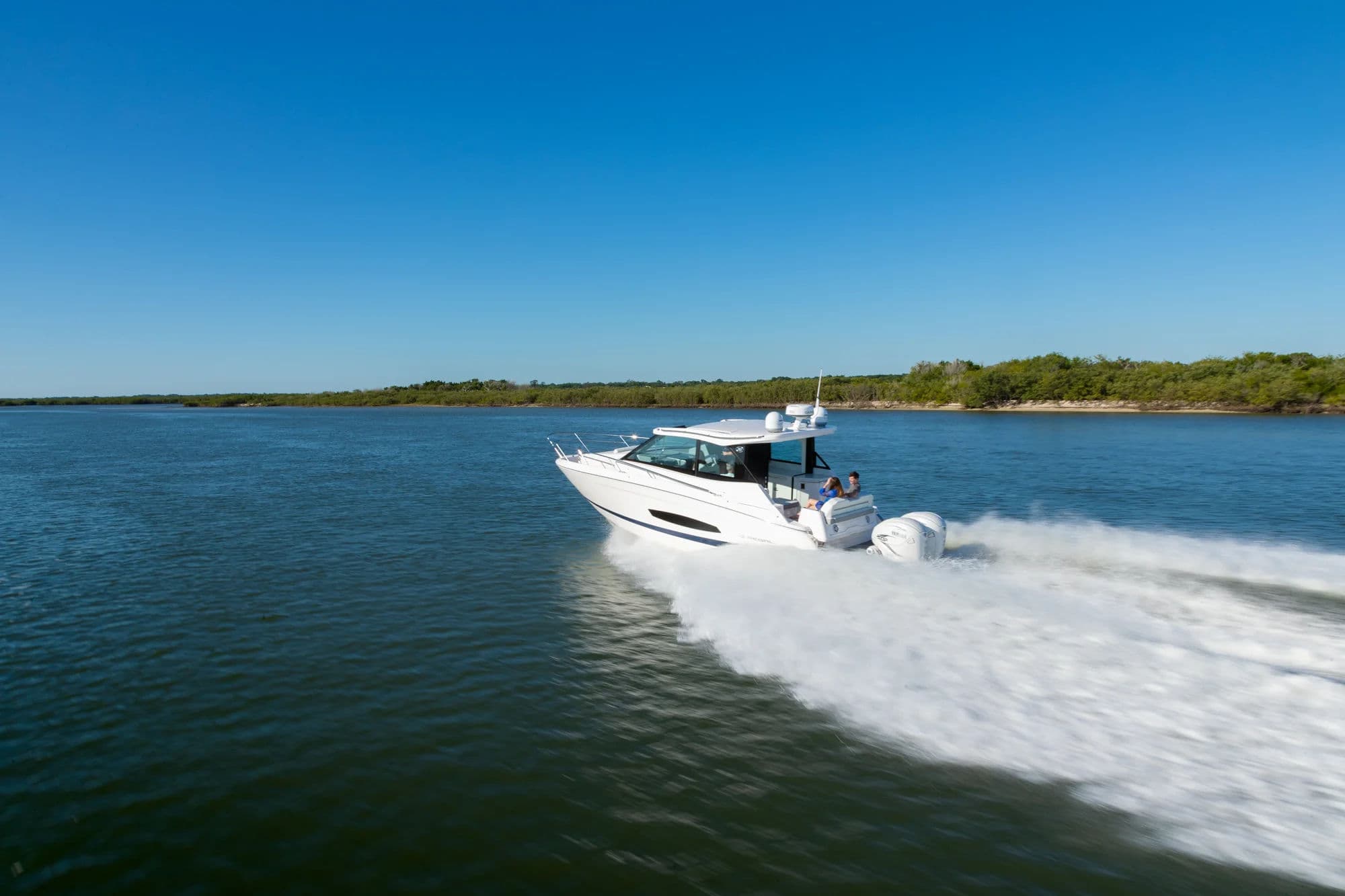 Regal 36 XO, ujęcie zewnętrzne 01.