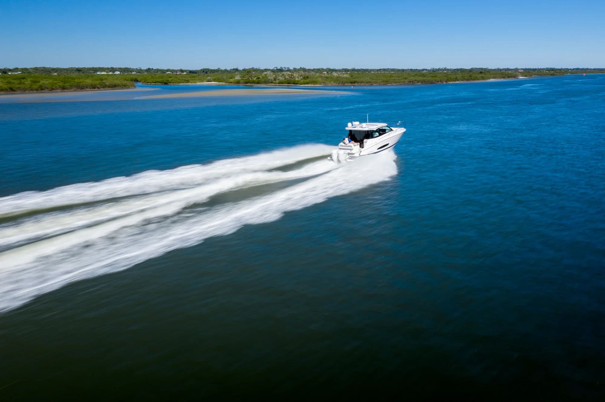 Regal 36 XO, ujęcie zewnętrzne 02.