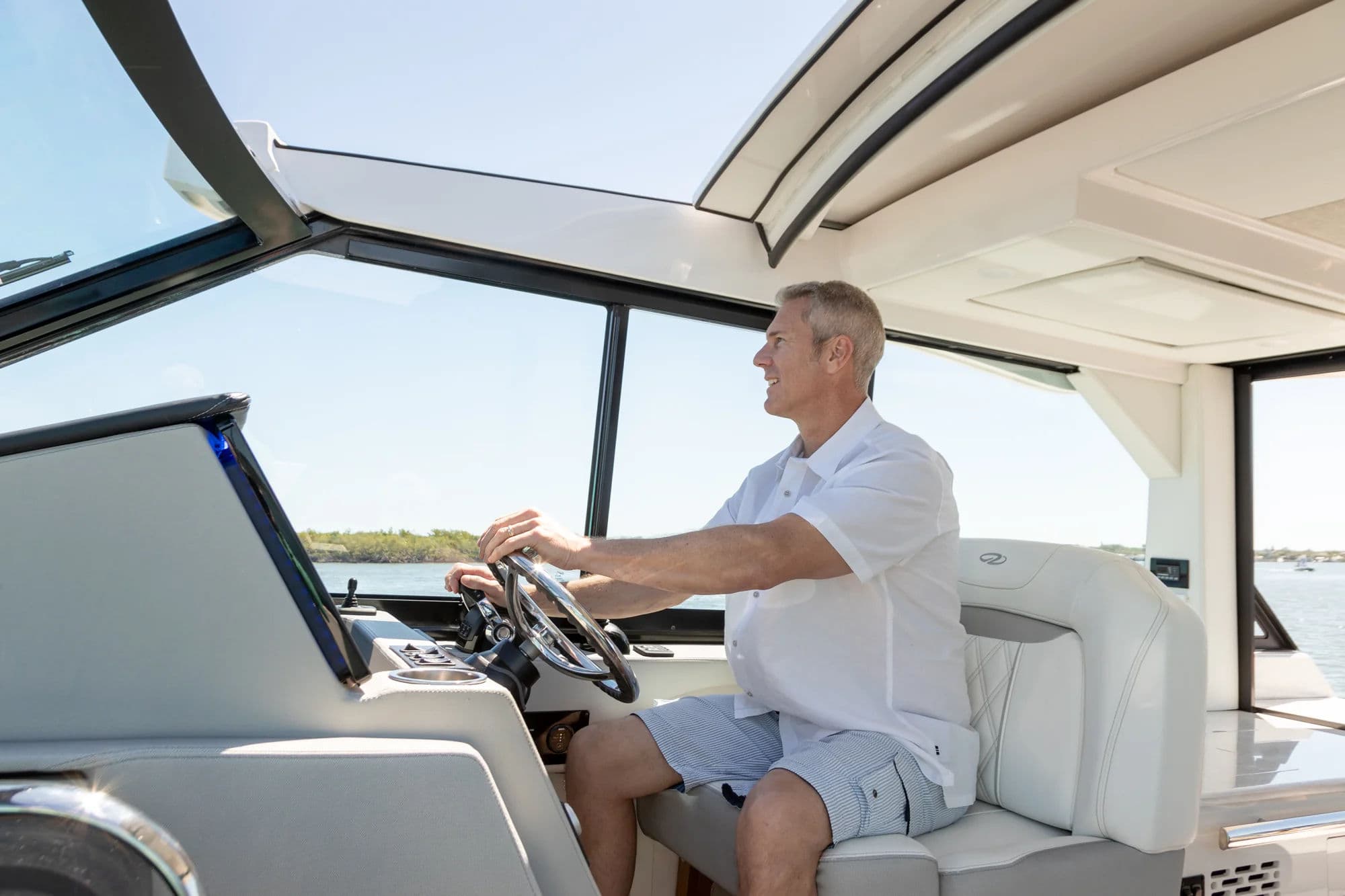 Regal 36 XO, ujęcie wnętrza 01.