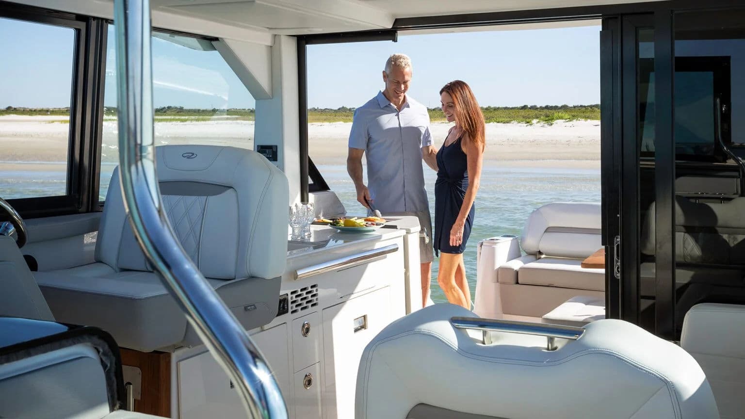 Górny salon 36 XO otwarty na kokpit rufowy.