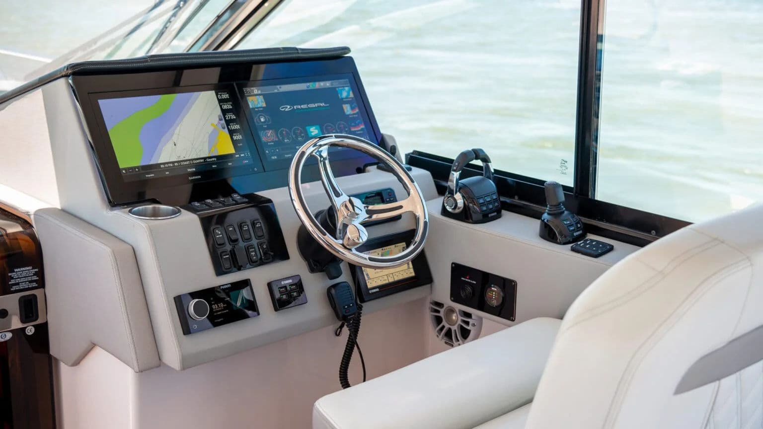 Stanowisko sternika Regal 36 XO.