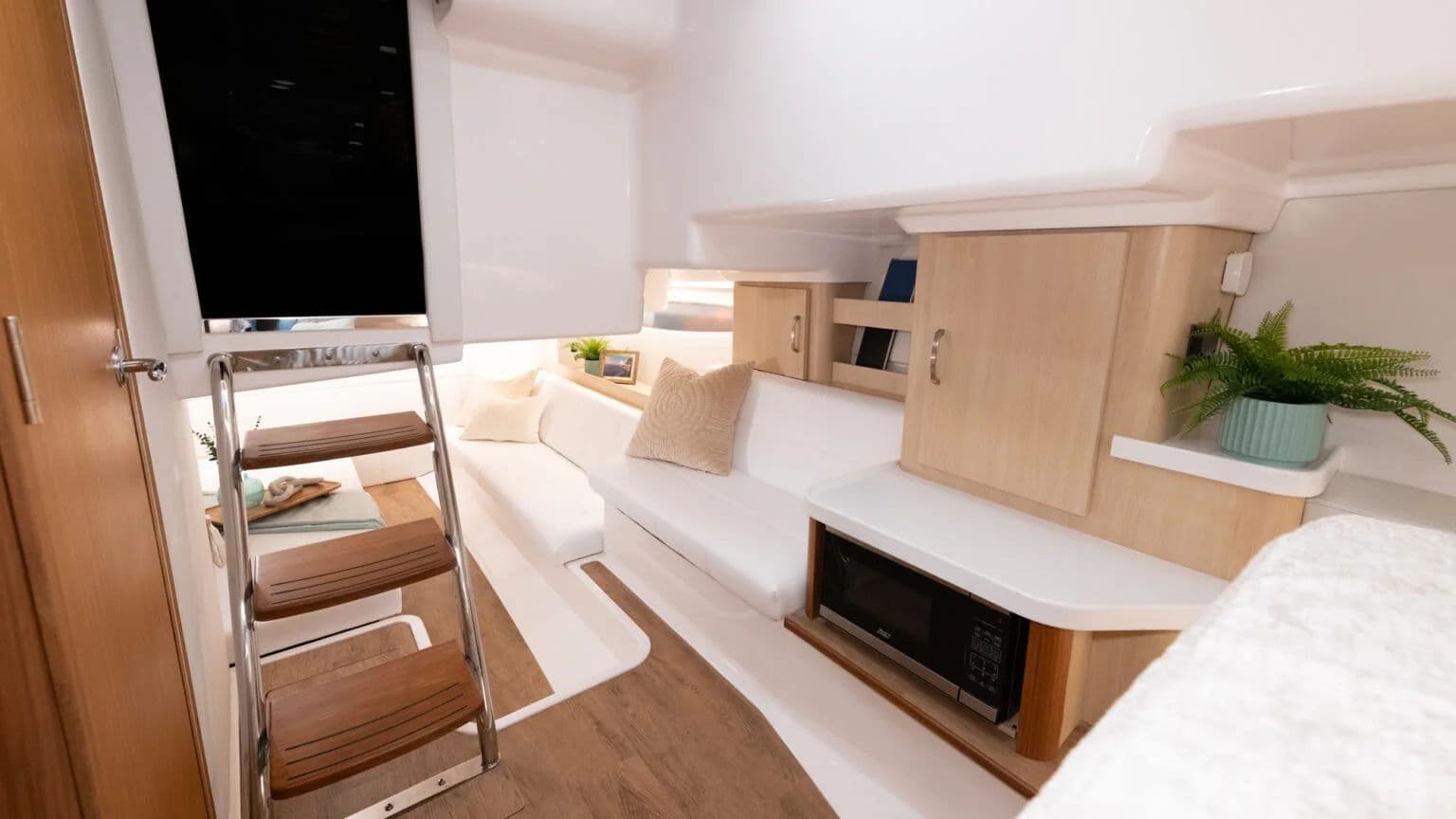 Salon dolny pomiędzy kabinami w Regal 36 XO.