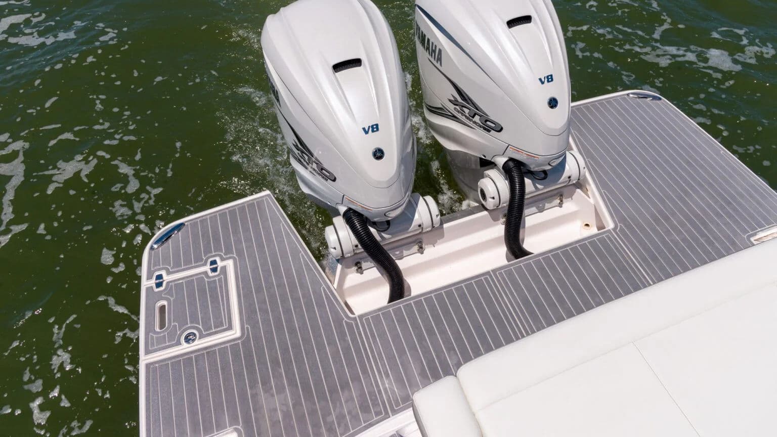 Platforma kąpielowa wokół silników zaburtowych w 36 XO.