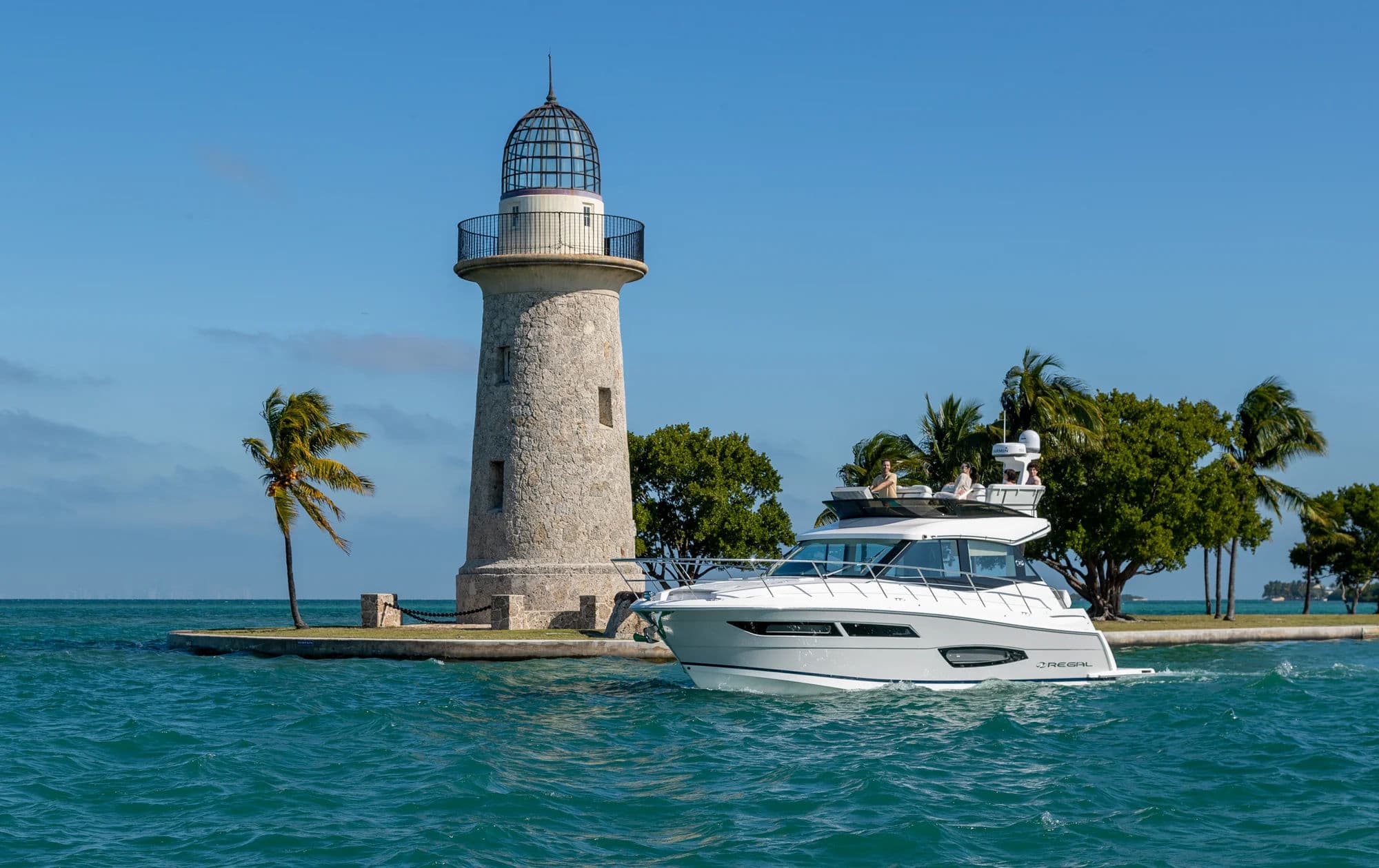 Regal 38 FLY, zewnątrz 01.