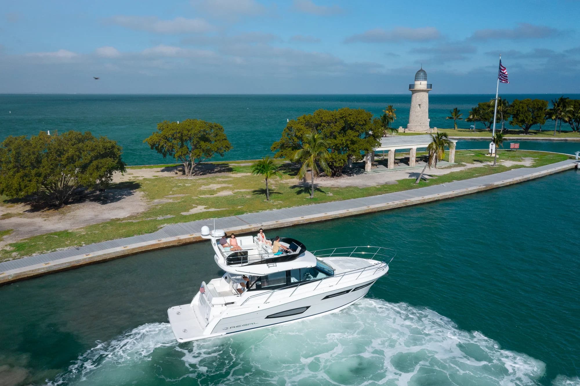 Regal 38 FLY, zewnątrz 02.