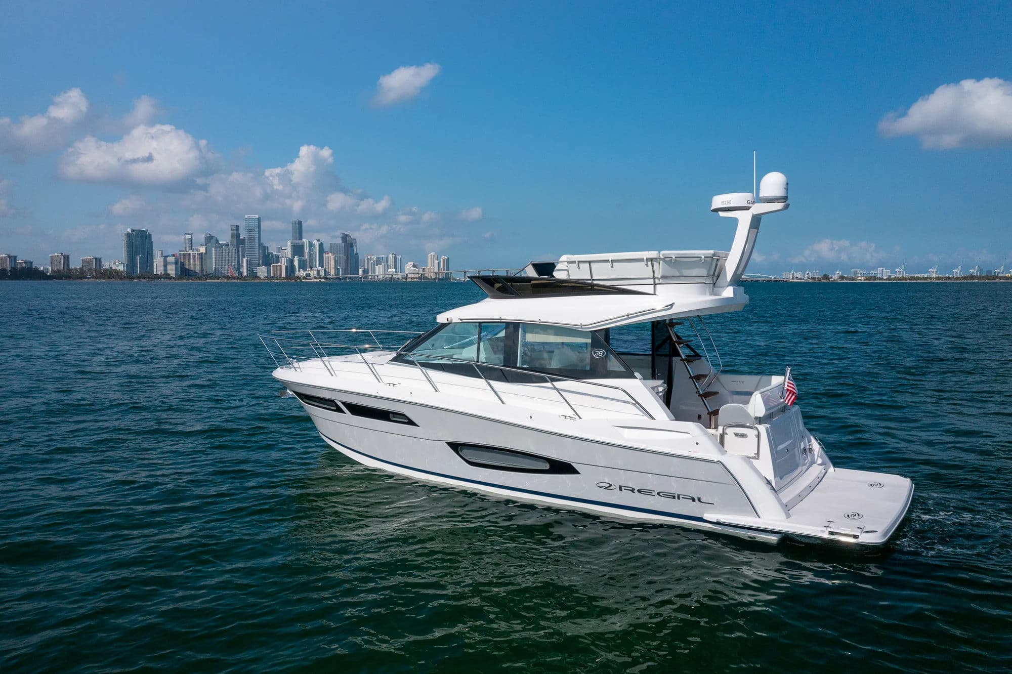 Regal 38 FLY, zewnątrz 03.