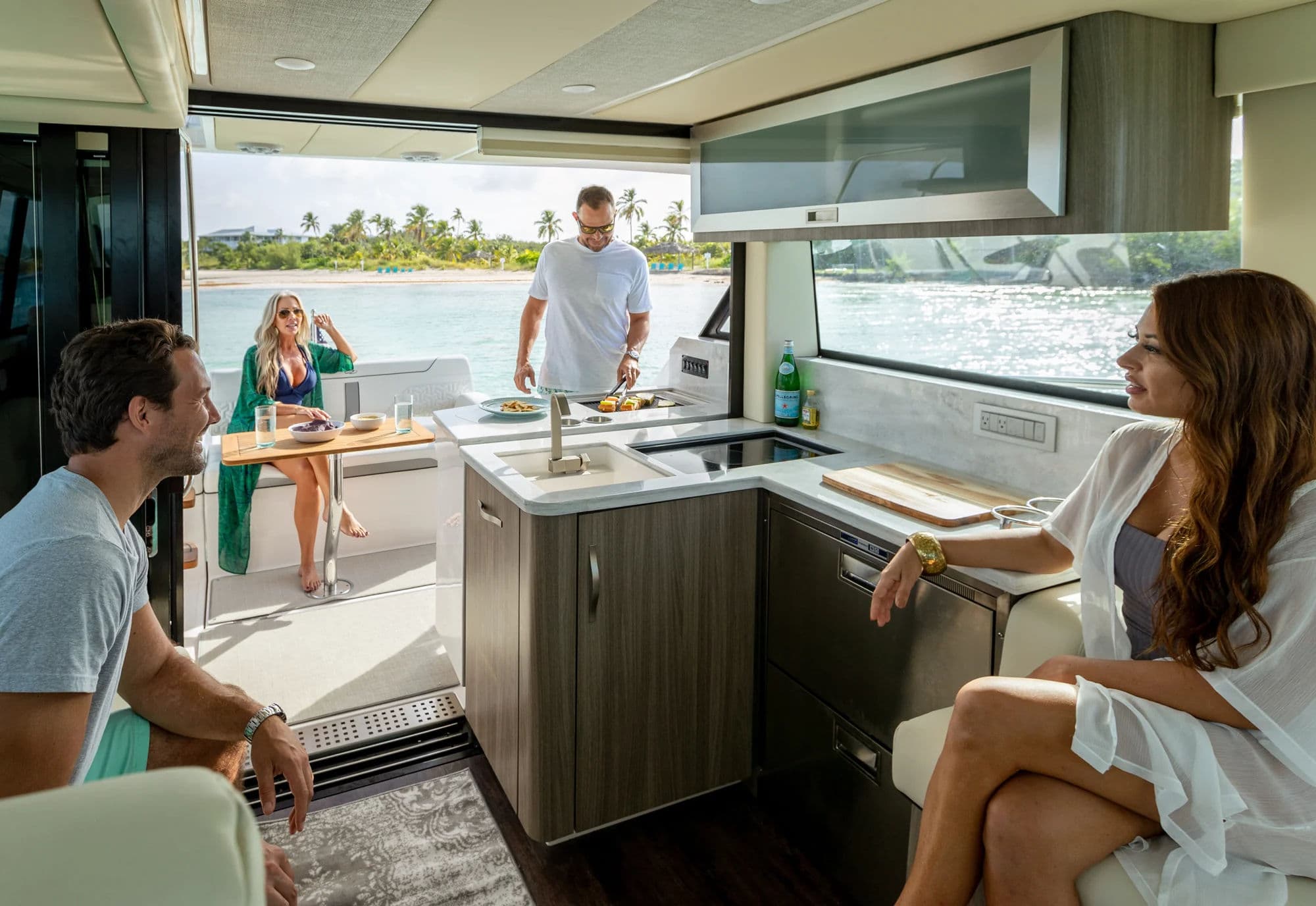 Regal 38 FLY, wnętrze 01.