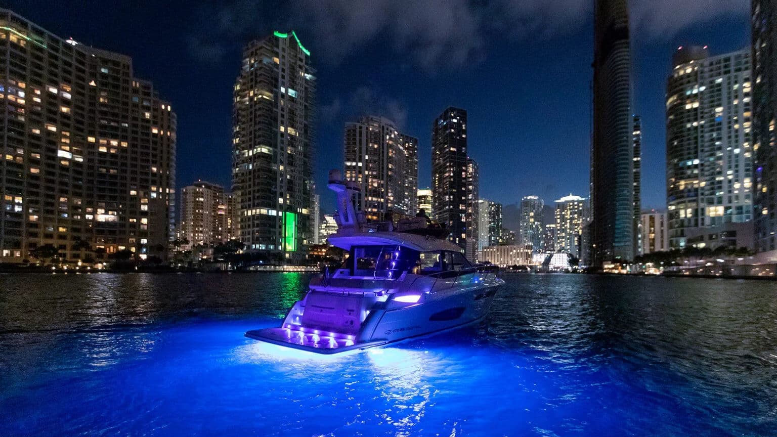 Podwodne oświetlenie LED na rufie 38 FLY.