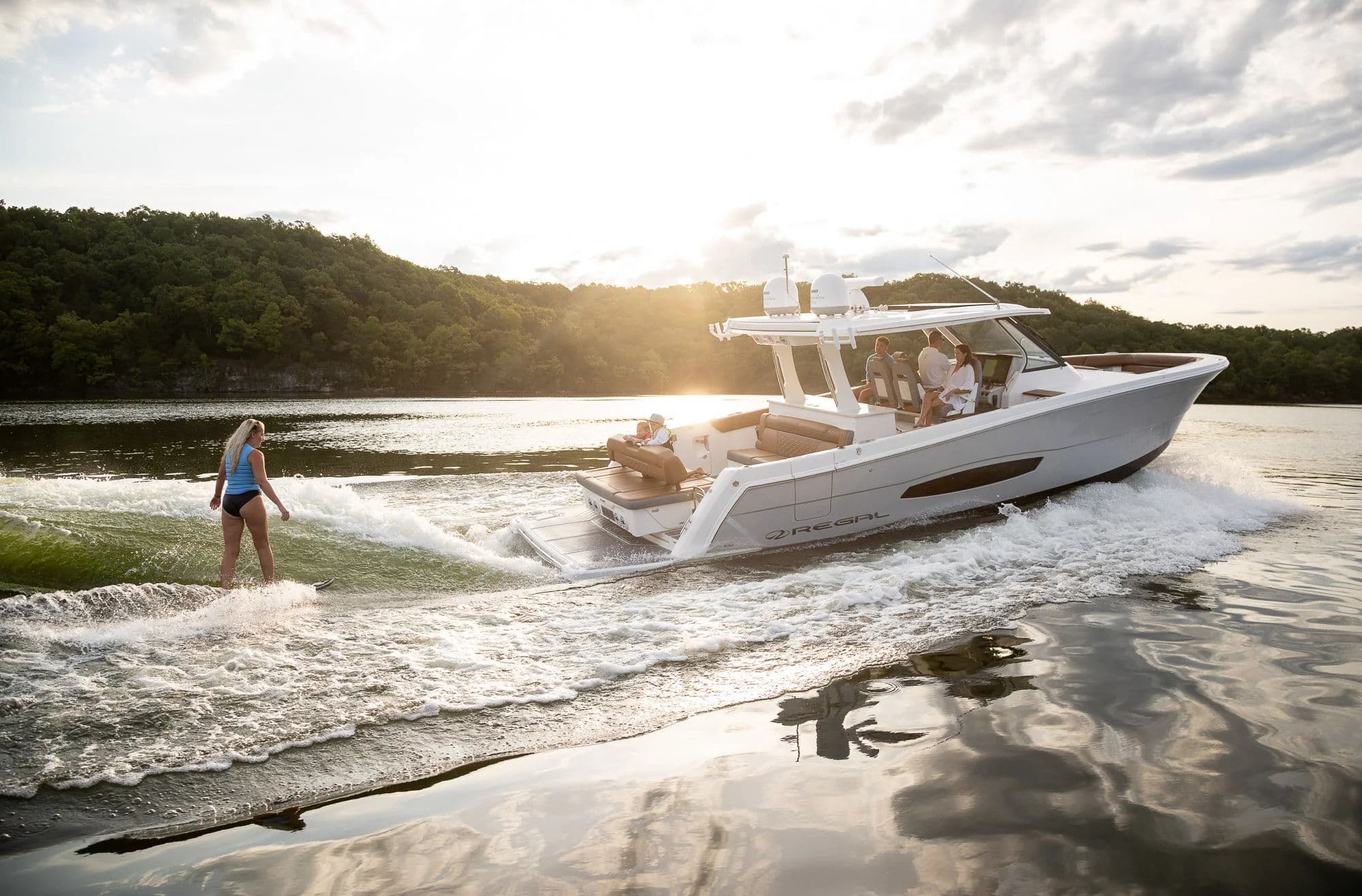 Regal 38 SURF, zewnątrz 01.