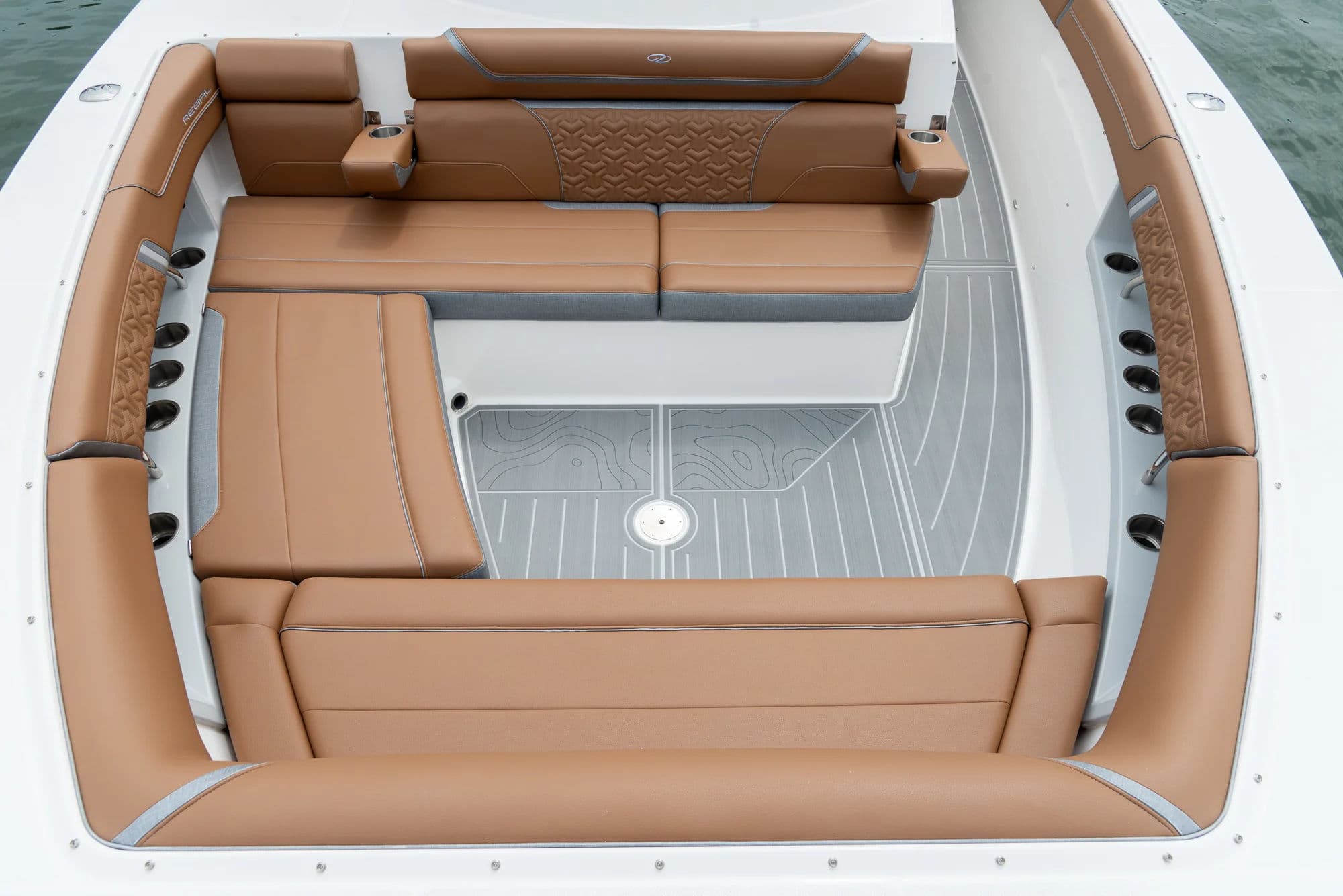 Regal 38 SURF, wnętrze 01.