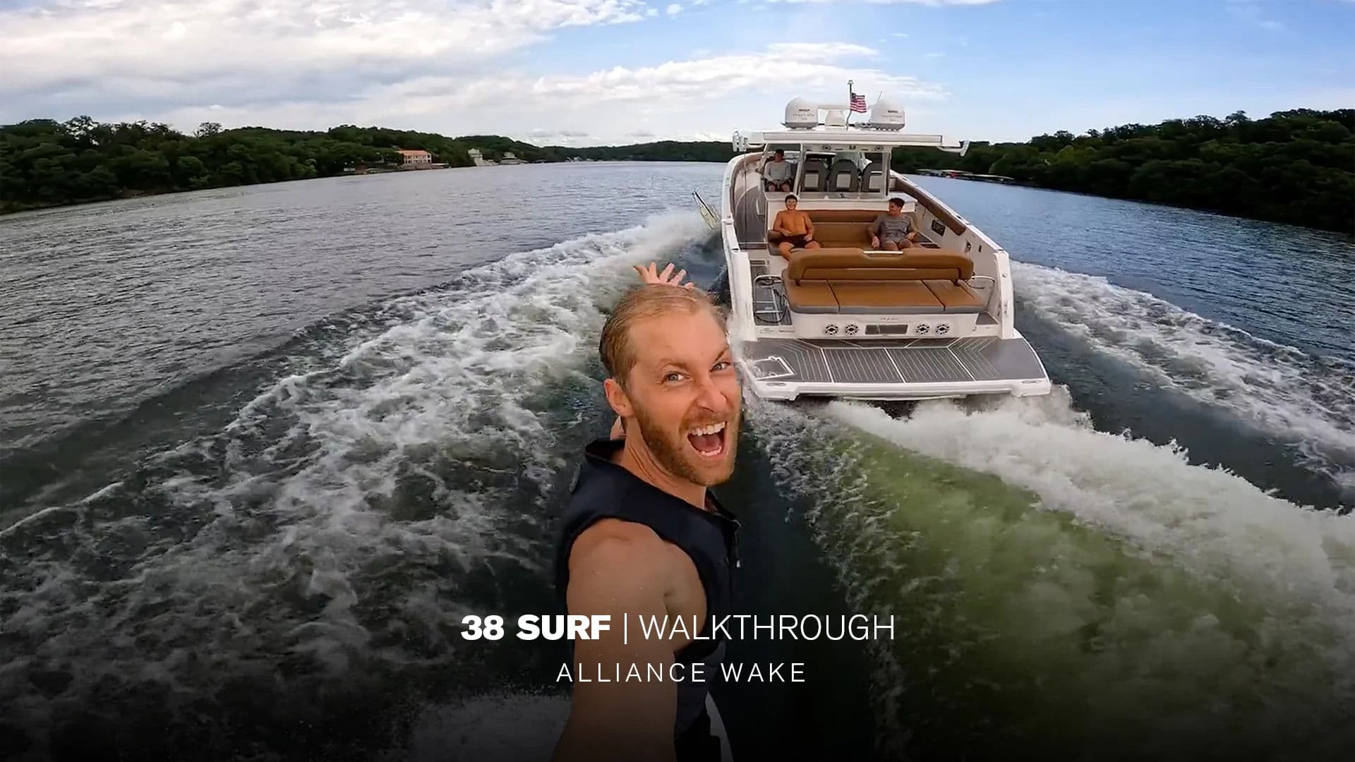 Miniatura wideo Alliance Wake dla modelu 38 SURF.