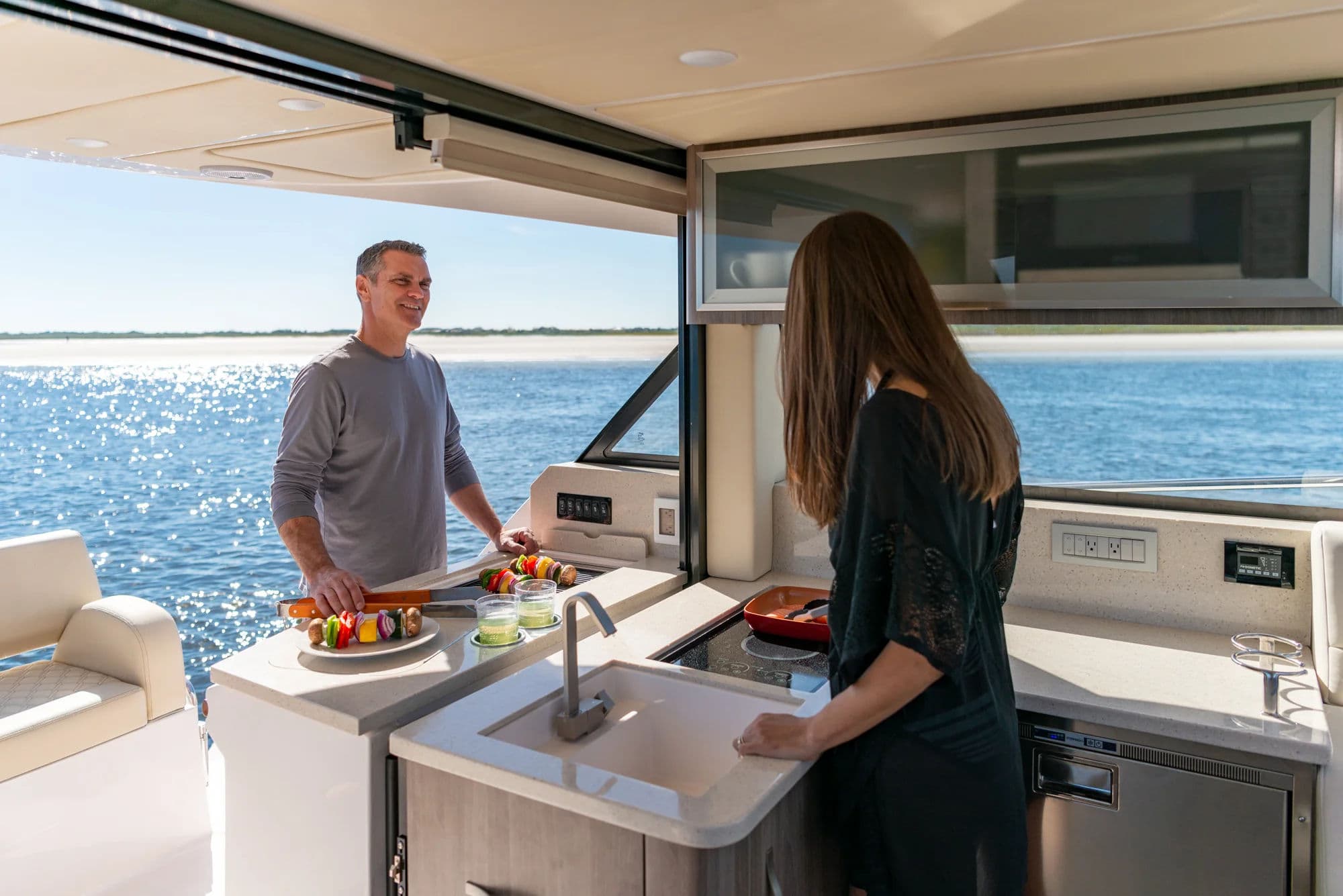 Regal 38 XO, wnętrze 01.