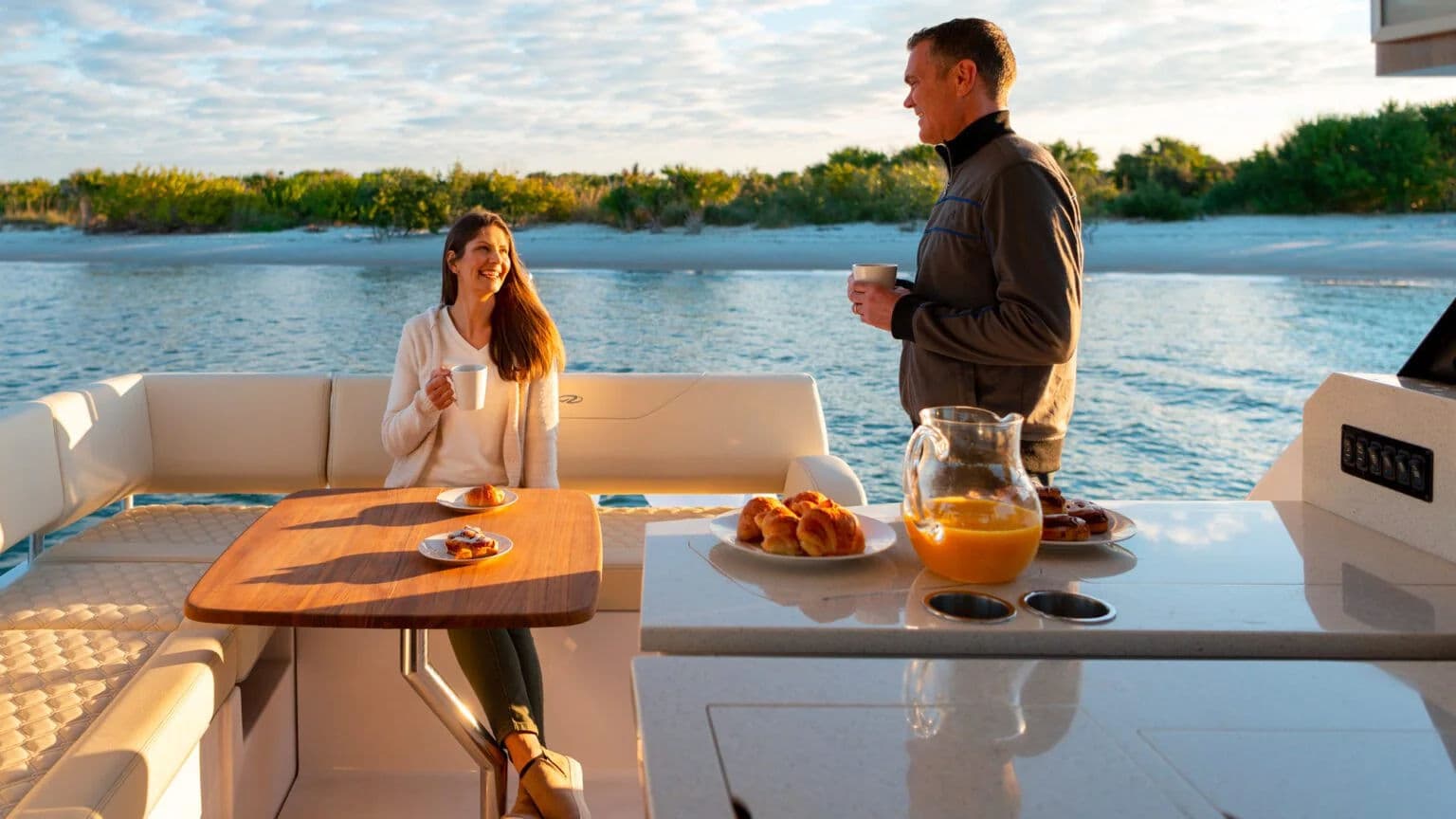 Rufowy kokpit 38 XO z siedzeniami w układzie L.