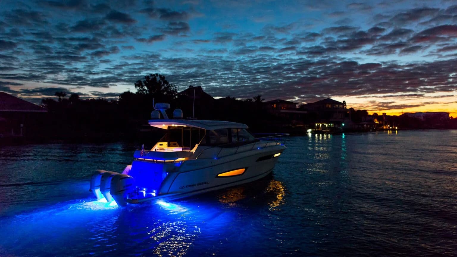 Podświetlenie podwodne na rufie modelu Regal 38 XO.