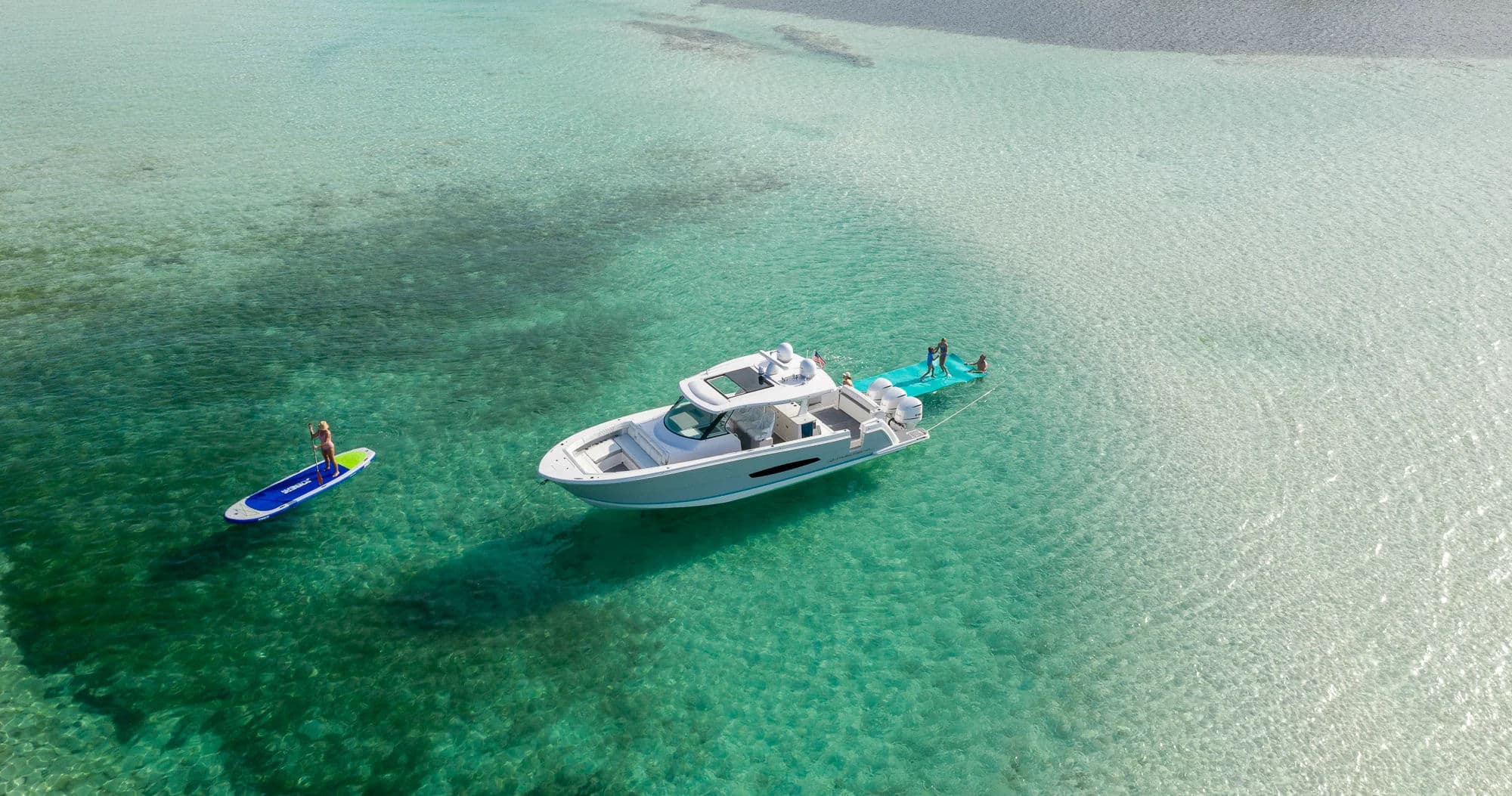 Regal 38 SAV, zewnątrz 03.