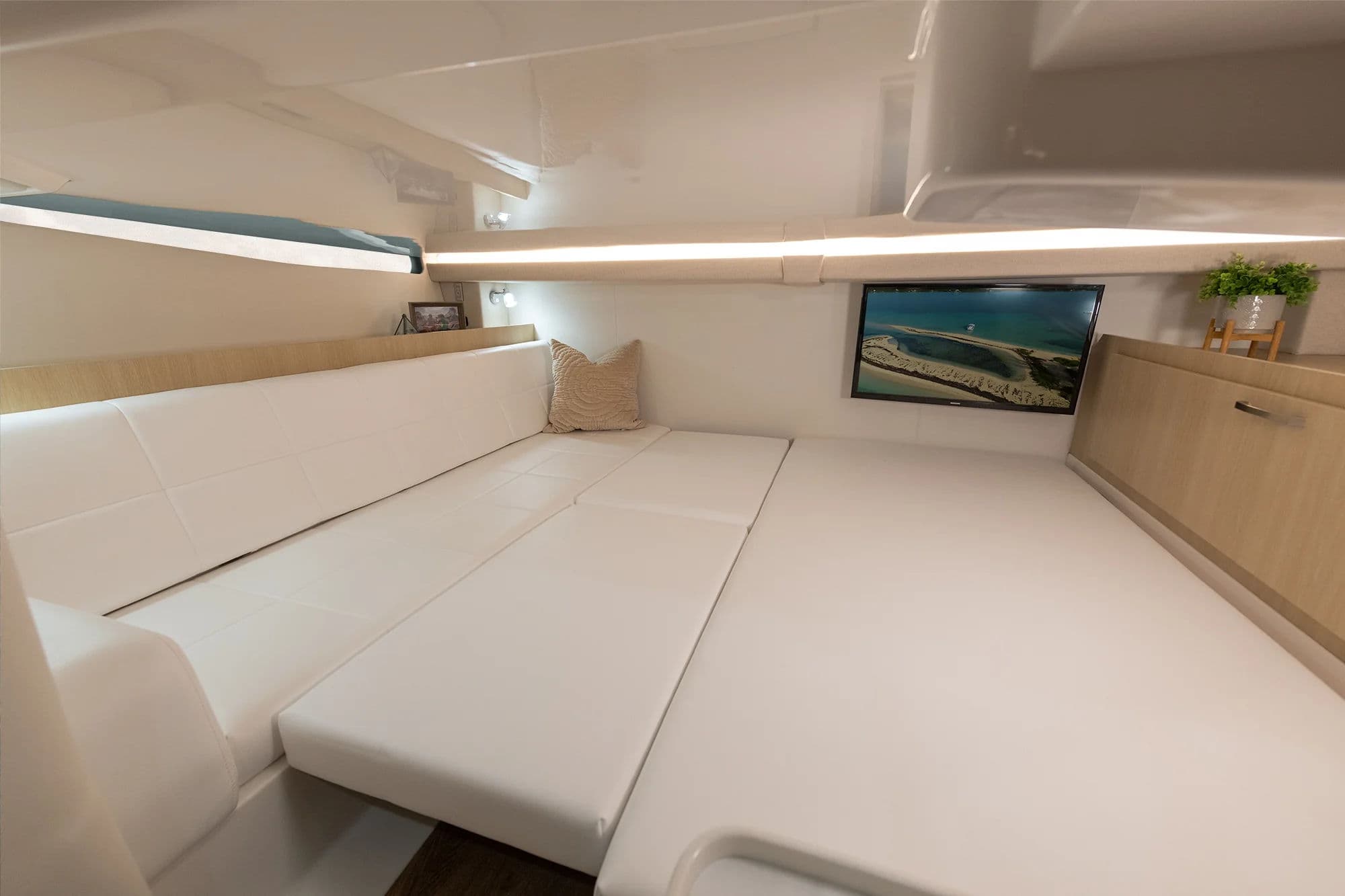 Regal 38 SAV, wnętrze 01.