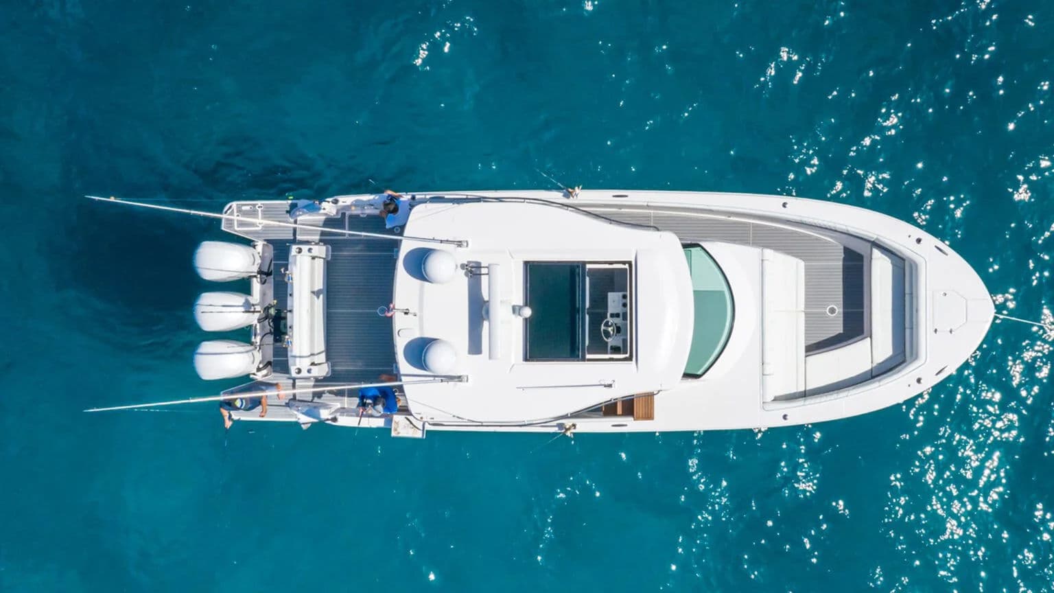 Pokład 38 SAV przygotowany do wędkowania offshore.