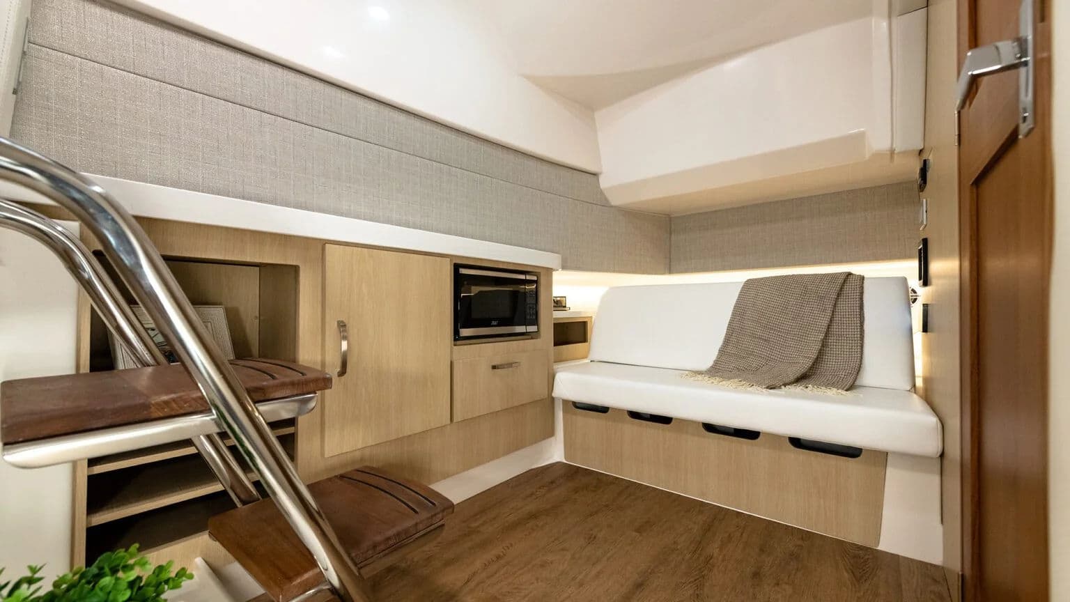 Przestronna kabina pod pokładem modelu Regal 38 SAV.