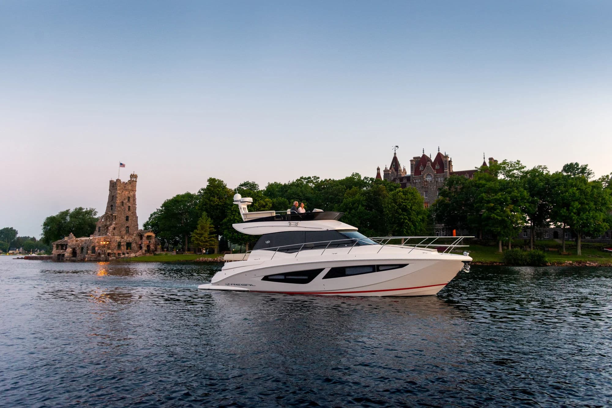 Regal 42 FLY, zdjęcie zewnętrzne 01.