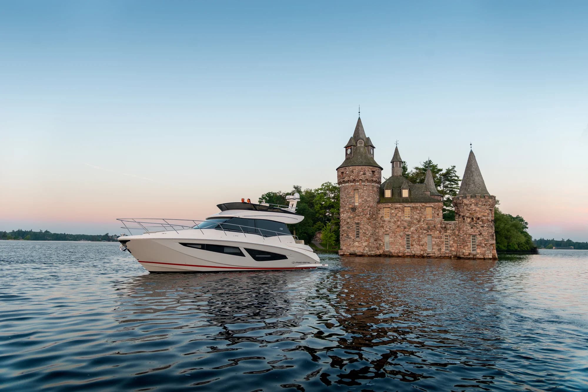 Regal 42 FLY, zdjęcie zewnętrzne 02.