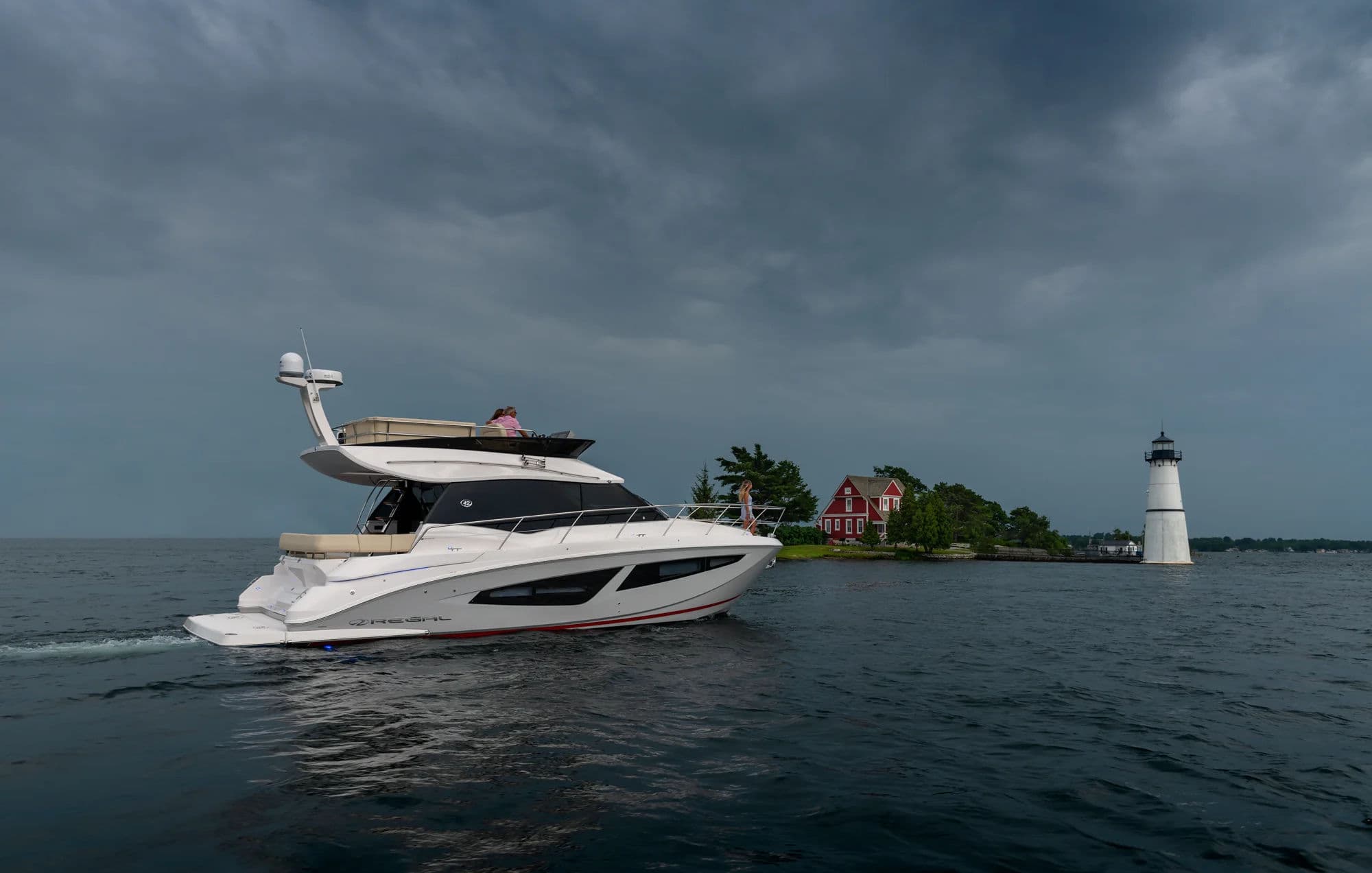 Regal 42 FLY, zdjęcie zewnętrzne 03.